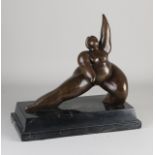 Bronzefigur auf schwarzem Marmorsockel. Sportliche kurvige Frau. 21. Jahrhundert. Größe: 33 x