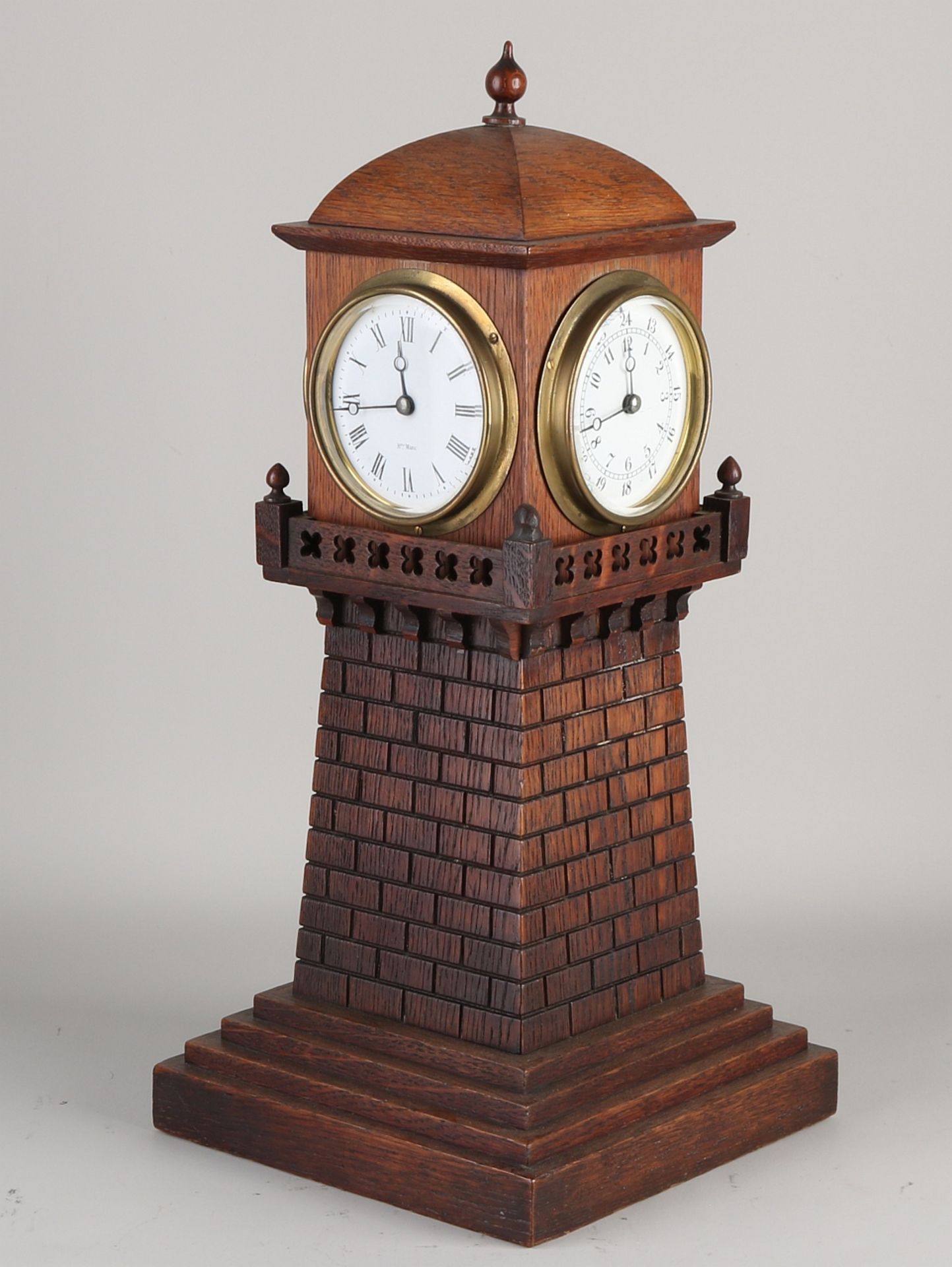 Seltene vierseitige Weltturmuhr mit einer Uhr unten. Vier Zeitmesser. Kann in vier Ländern einge