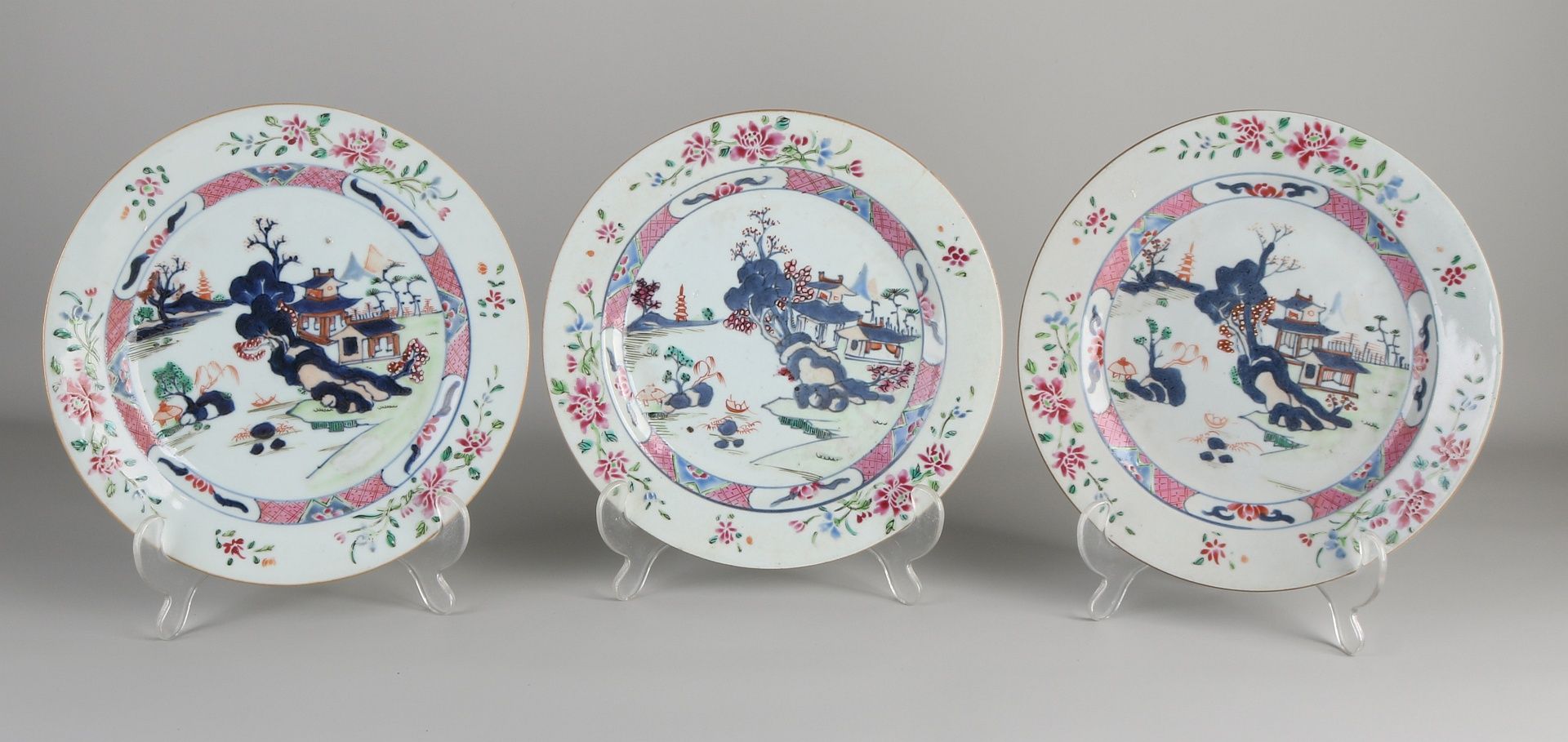 Drei chinesische Porzellanteller aus dem 18. Jahrhundert mit Landschaften und Pagodendekor. Zwei T