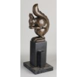 Bronzefigur auf schwarzem Marmorsockel. 21. Jahrhundert. Eichhörnchen im Art-Deco-Stil. Signier