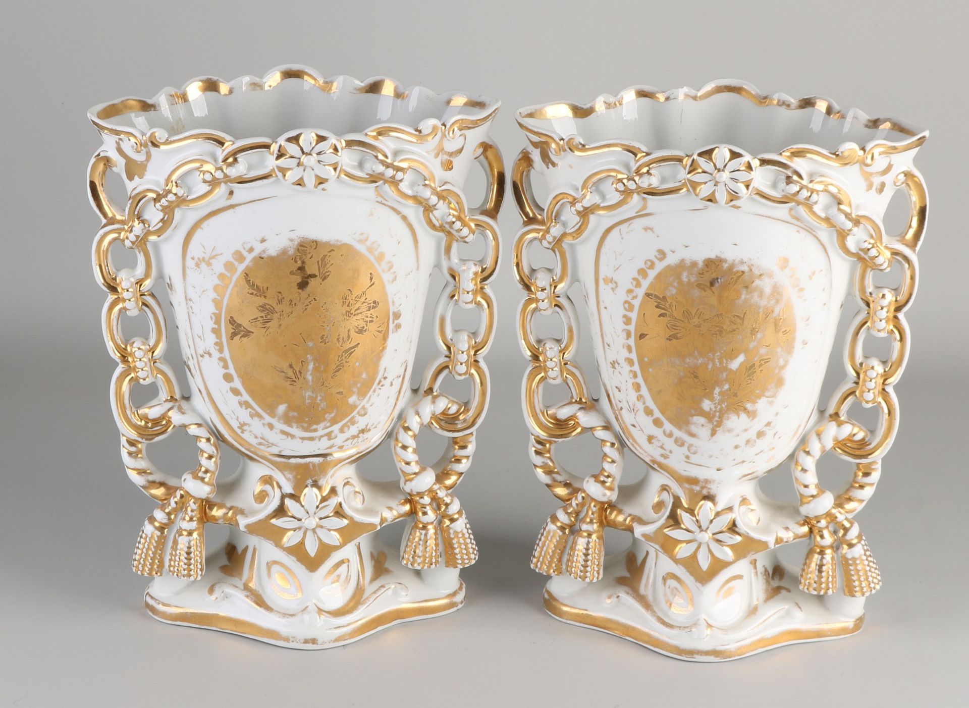 Zwei große französische Porzellanvasen aus dem 19. Jahrhundert mit floraler Golddekoration. Mark