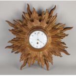 Antike vergoldete hölzerne Sonnenuhr mit acht Tagen stillem Uhrwerk. Um 1900. Größe: Ø 50 cm. In
