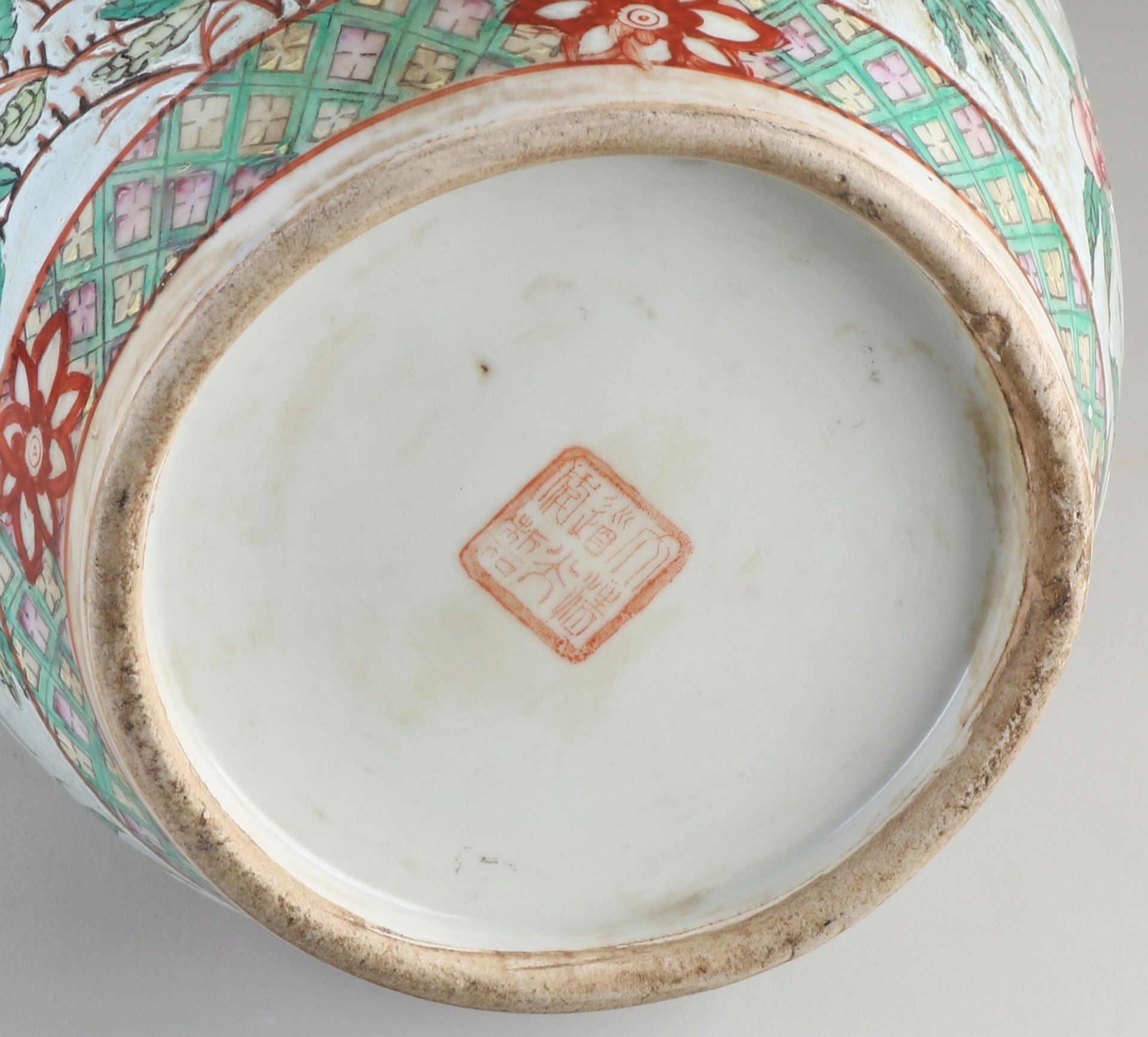 Chinesische Porzellan Family Rose Vase mit Drachen- / Blumendekor. Untere Marke. Abmessungen: H 4 - Bild 3 aus 3