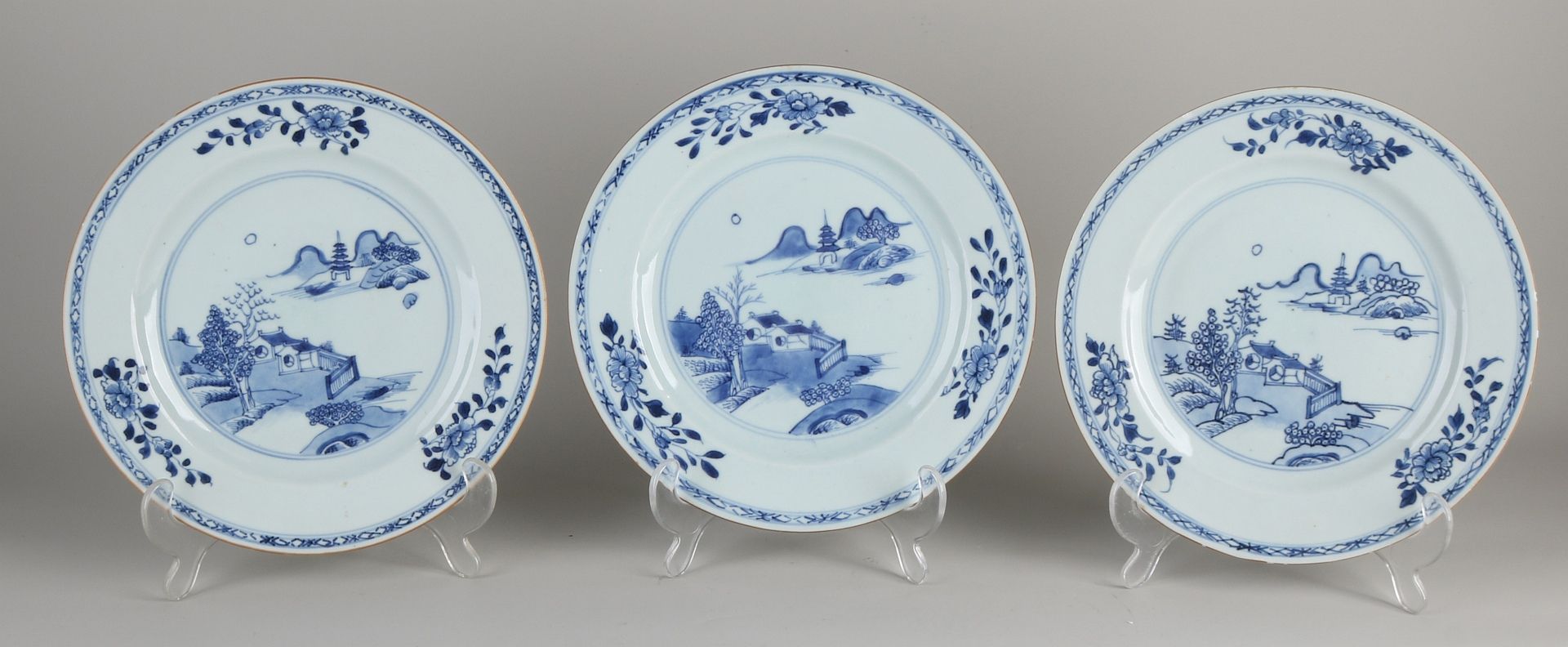 Drei Queng-Lungenteller aus chinesischem Porzellan aus dem 18. Jahrhundert mit Landschaftsdekoratio