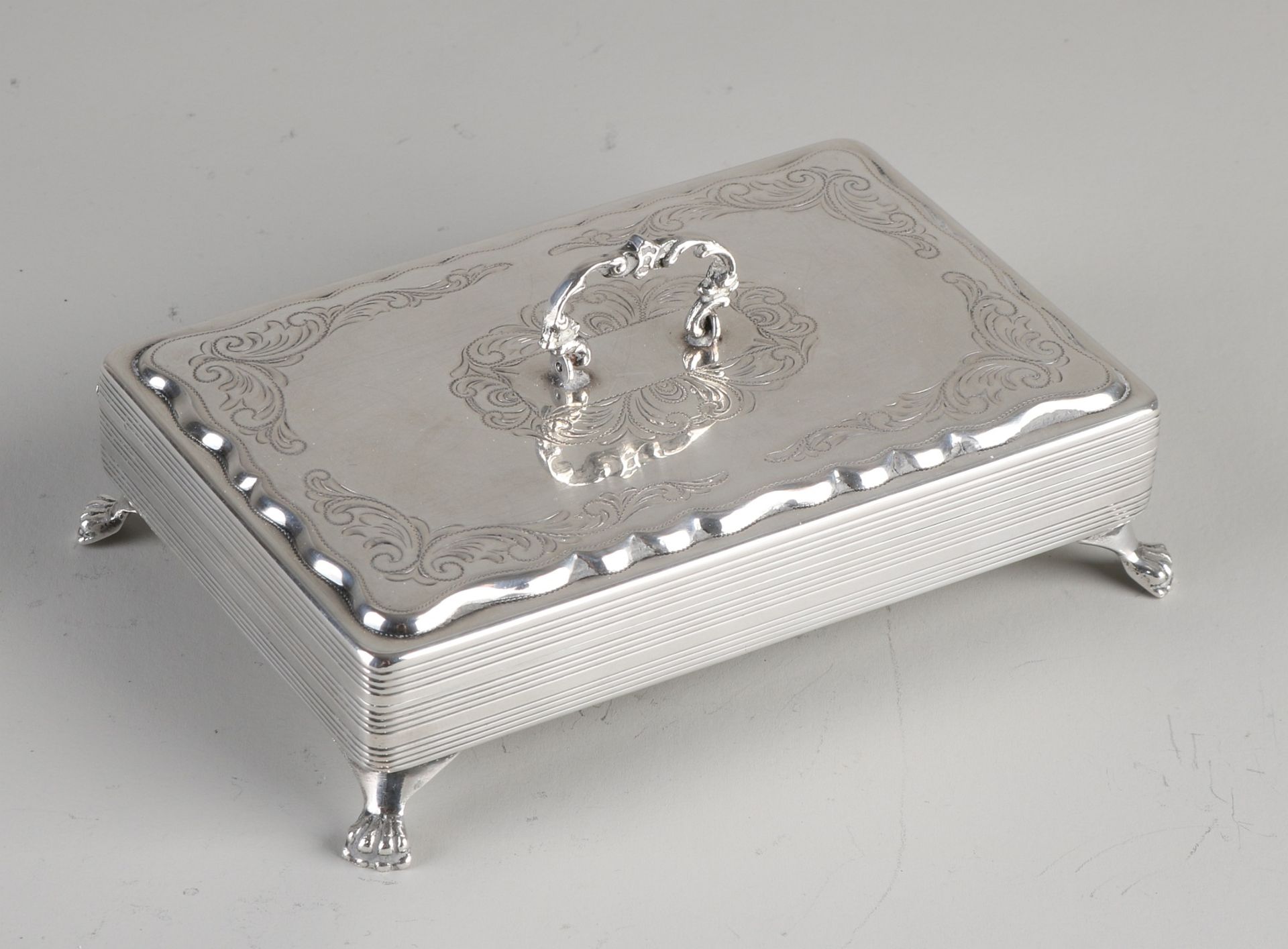Silberlöffelbox, 833/000, rechteckiges Modell auf vier Klauenfüßen, verziert mit Biedermeier-Gra