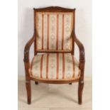 Mahagoni Empire Sessel aus dem frühen 19. Jahrhundert mit Seidenpolsterung. Um 1820. Abmessungen: