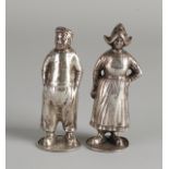 Zwei Silberstreuer, 835/000, in Form eines Mannes und einer Frau in Volendam-Tracht. Markierter Vo