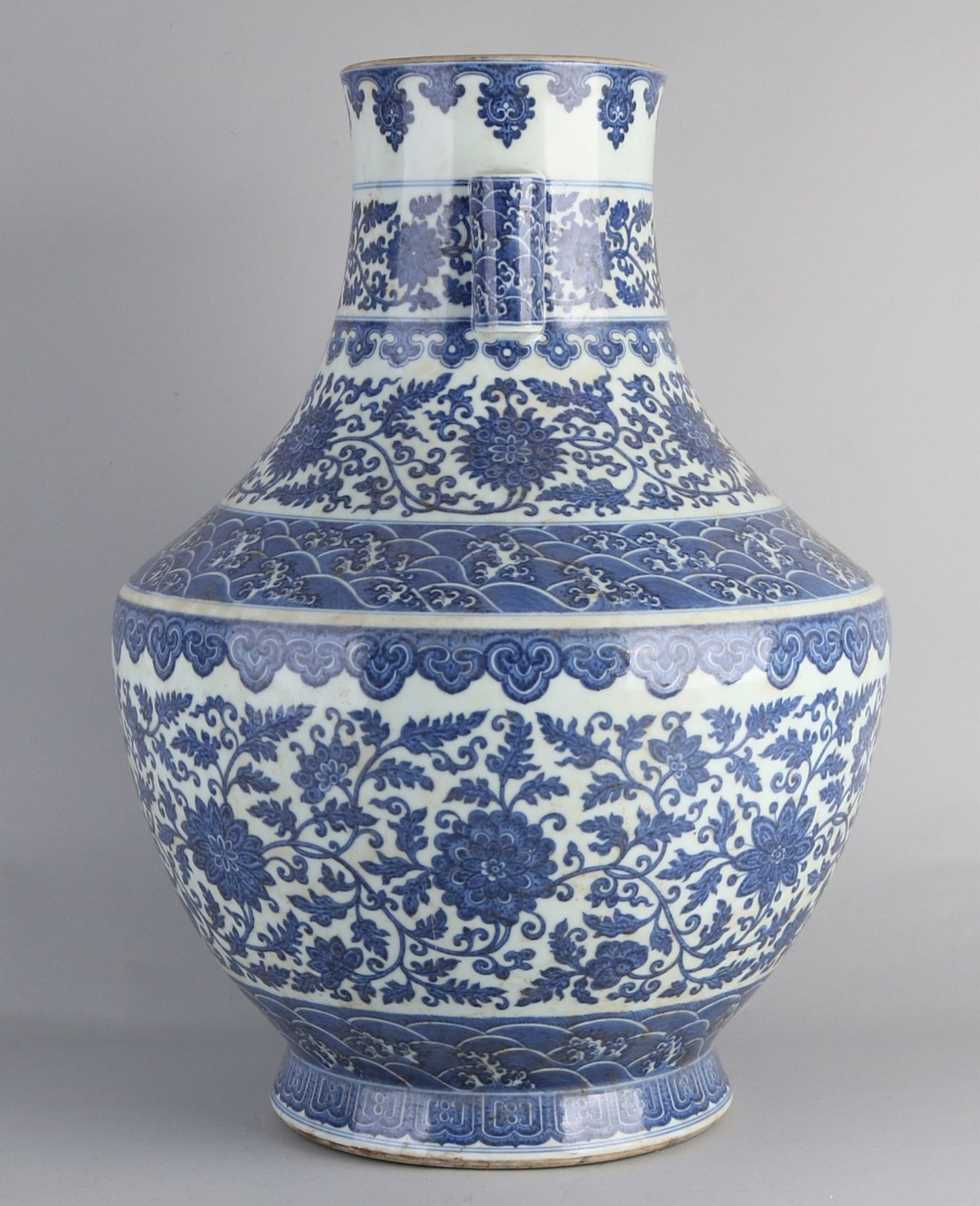 Sehr große chinesische Porzellanvase mit Blumendekor. Mit unterer Markierung. Abmessungen: H 55 - Bild 3 aus 4