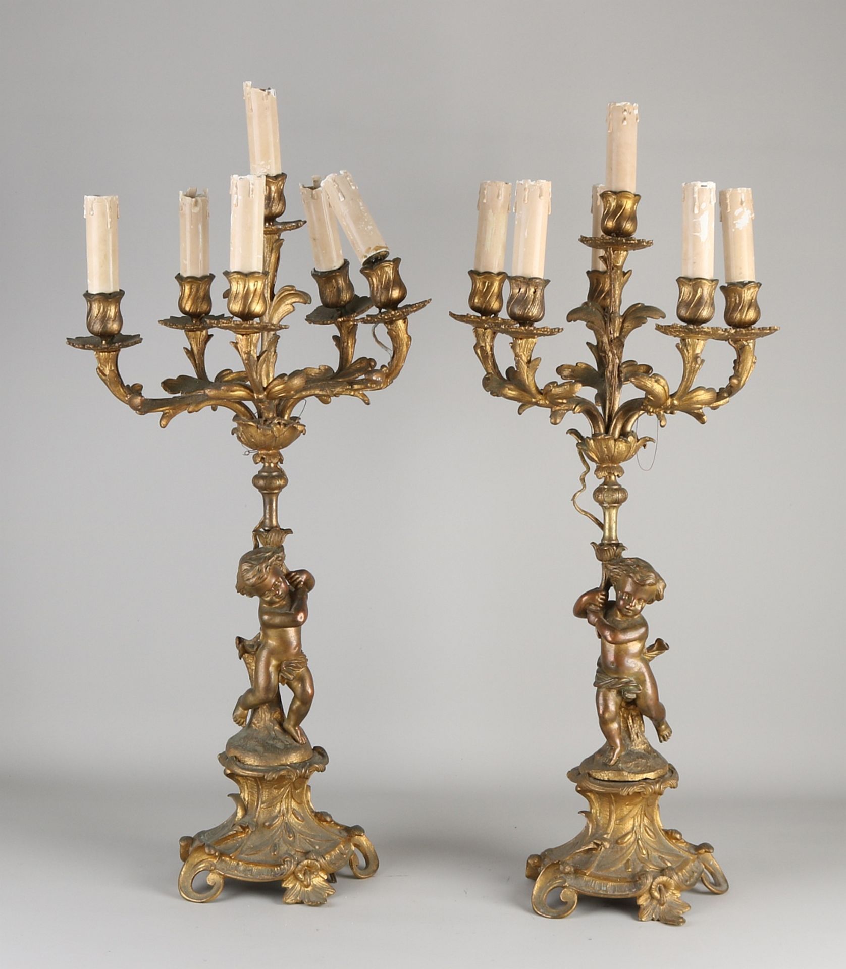 Zwei große vergoldete Kerzenleuchter aus Metall mit Putten. Elektrifiziert. Ca. 1870. Abmessunge