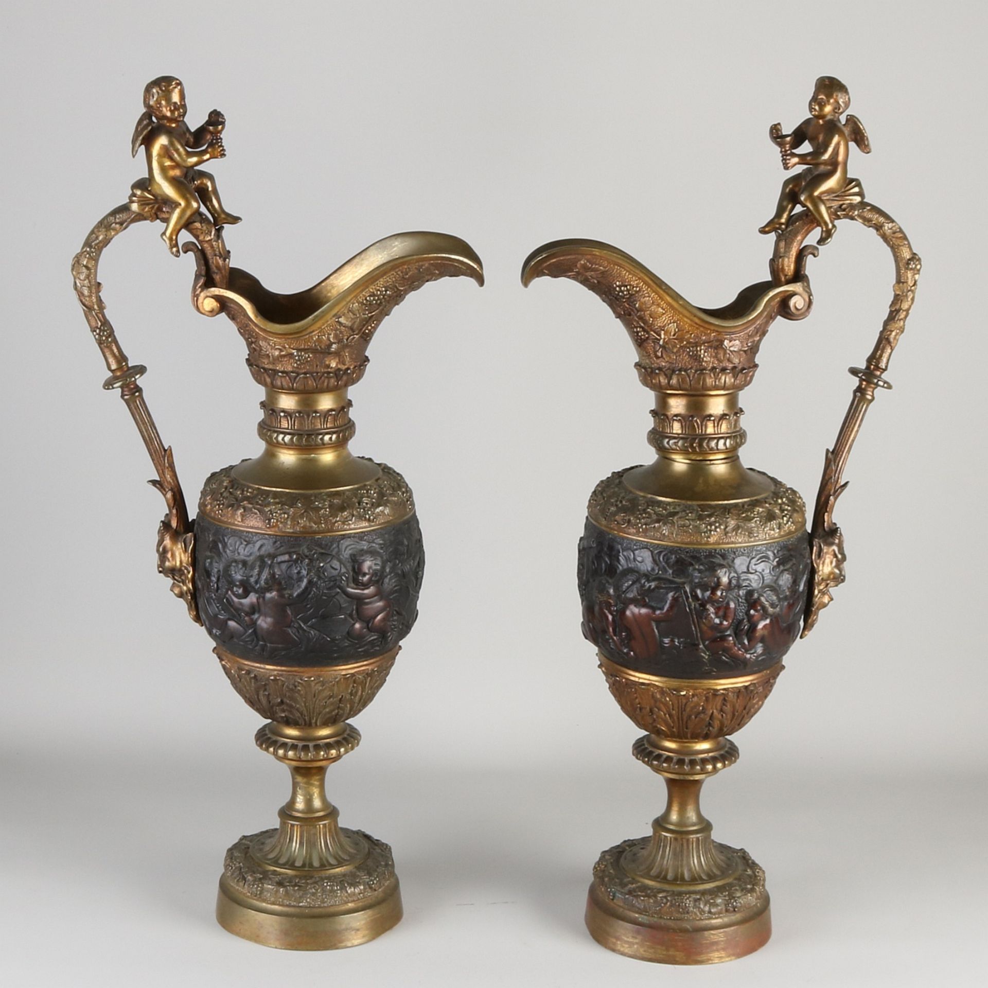 Zwei große Bronze-Vasen aus dem 19. Jahrhundert mit Putten- / Weinreben- / Faunkopfdekoration. Ei