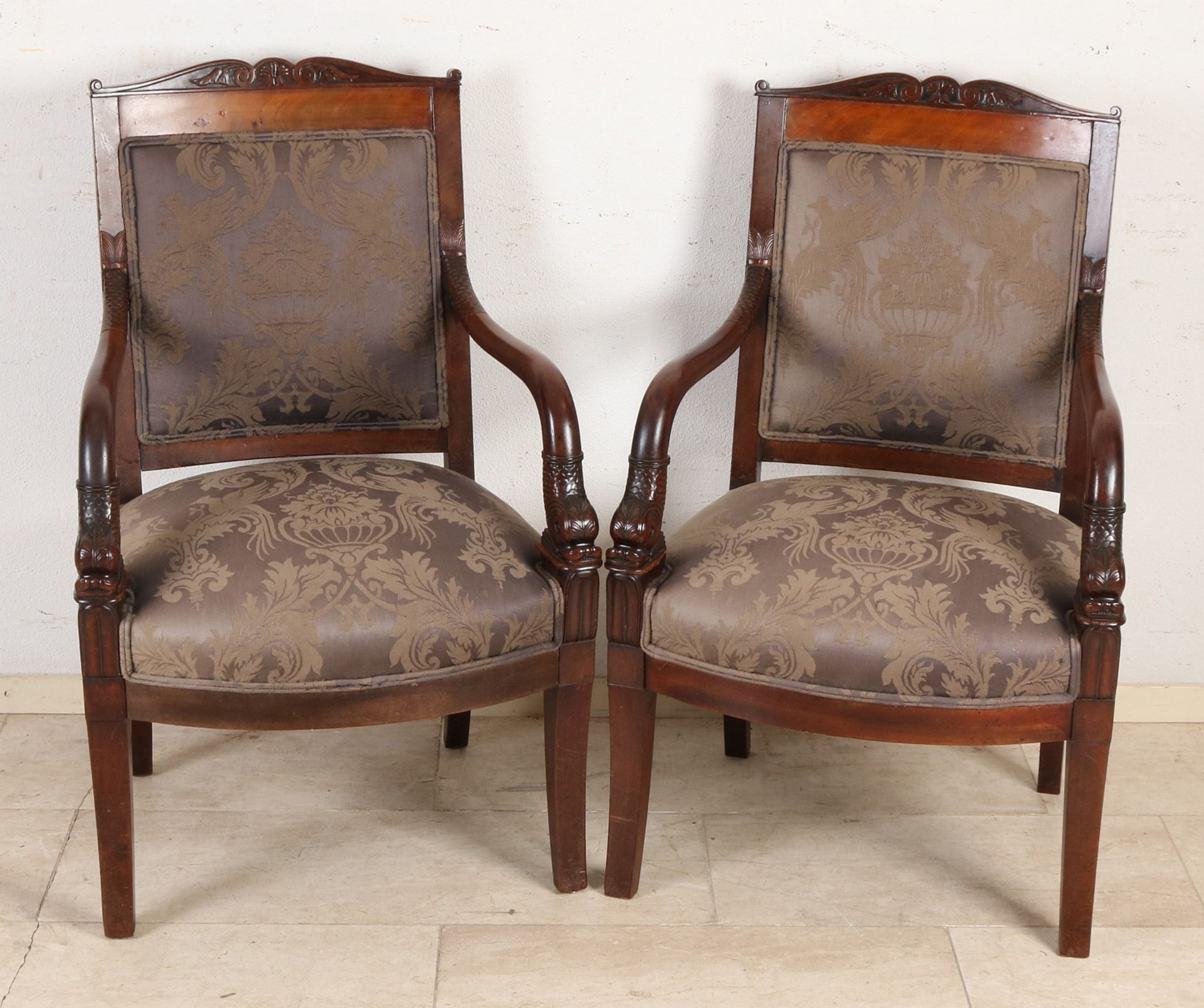Mahagoni-Sofa aus dem 19. Jahrhundert mit zwei Sesseln, Delfinköpfen und guter Samtpolsterung. Ca - Image 3 of 4