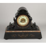 Antike französische Uhr aus schwarzem Marmor mit Blumendekor. Um 1880. Acht-Tage-Bewegung, halbst