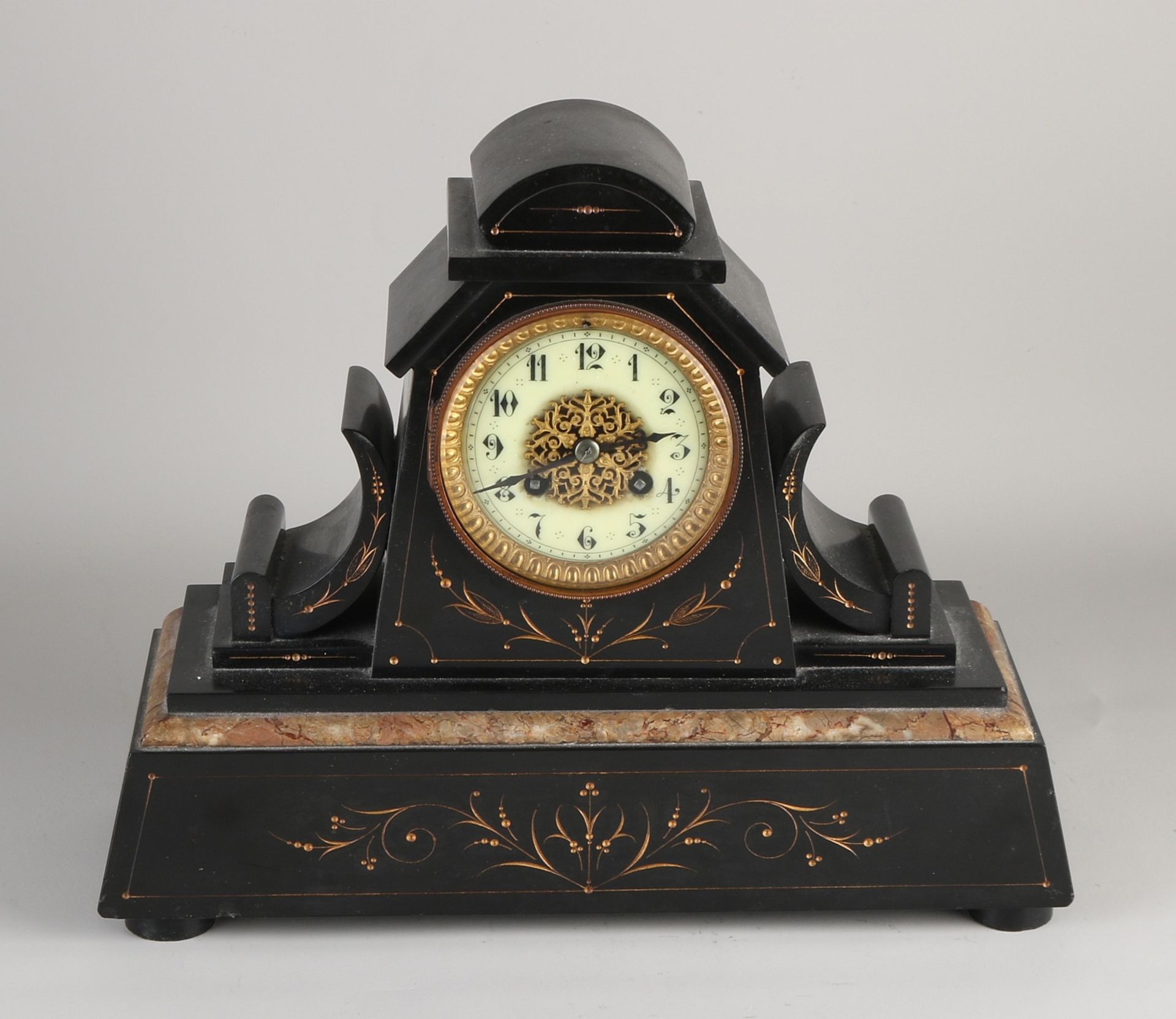 Antike französische Uhr aus schwarzem Marmor mit Blumendekor. Um 1880. Acht-Tage-Bewegung, halbst