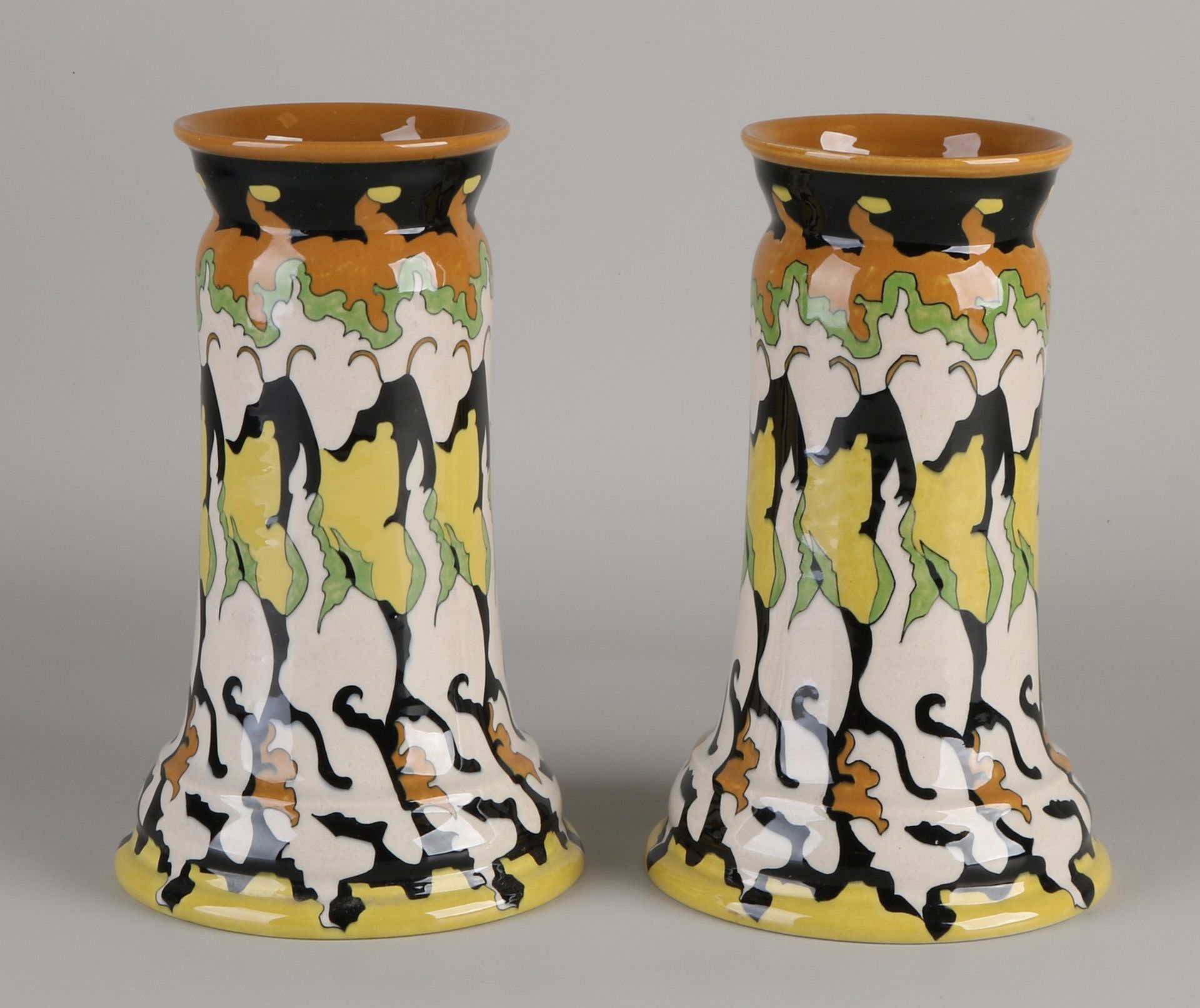 Zwei große holländische polychrome Colenbrander Ram Vasen. Arnhem Holland. Modell Nr. 29. Maler