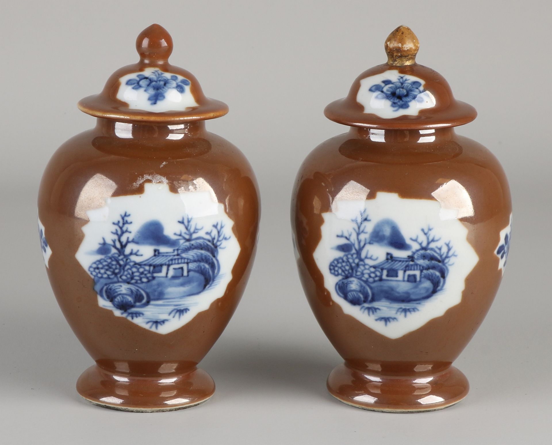 Zwei chinesische Porzellan-Teedosen aus dem 19. Jahrhundert mit Blumen- / Landschaftsdekoration. M