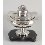 Silbernes Tabakglas, 833/000, umrissenes Modell mit Gravur und einer Blume als Knopf auf dem Deckel