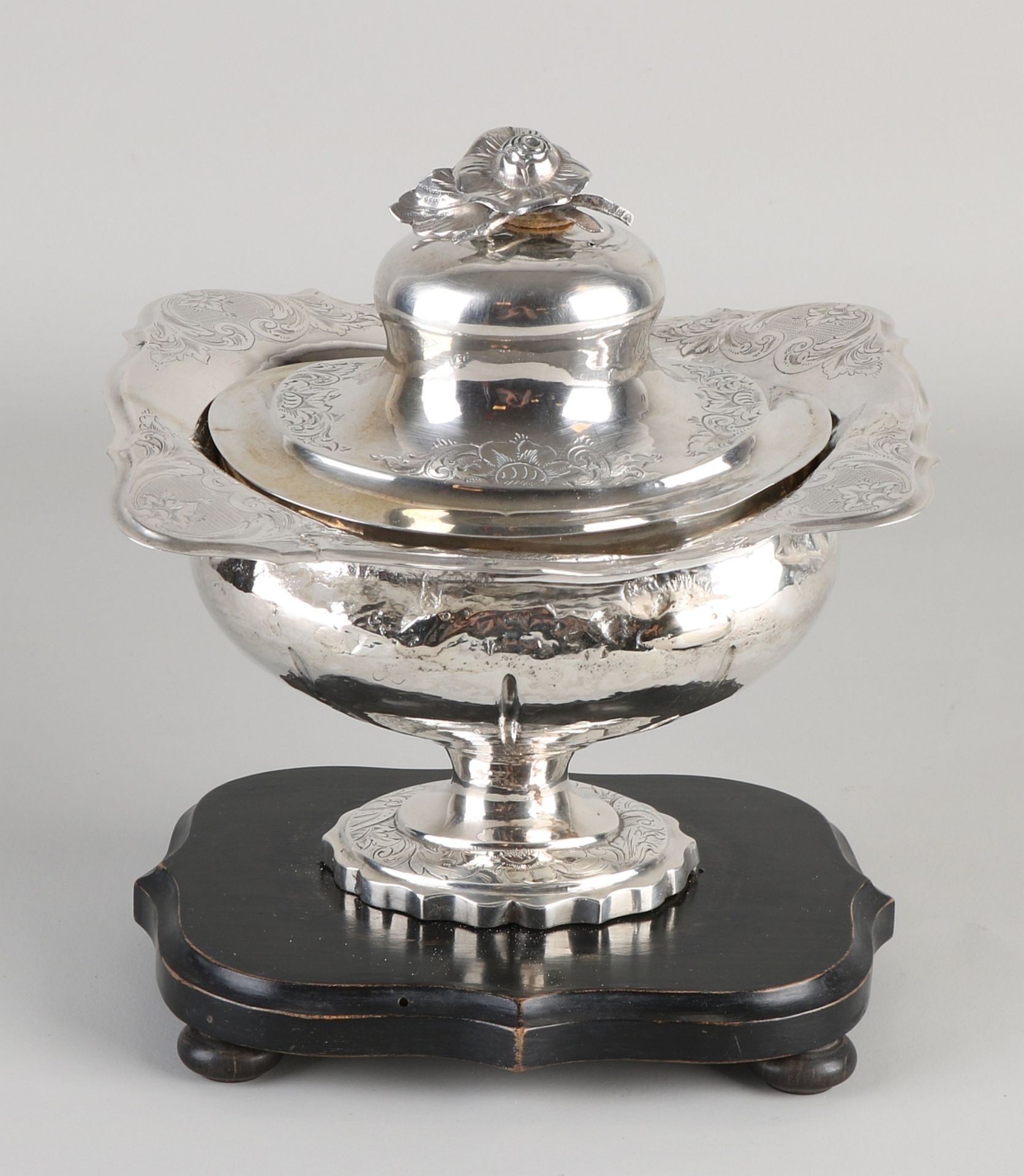 Silbernes Tabakglas, 833/000, umrissenes Modell mit Gravur und einer Blume als Knopf auf dem Deckel