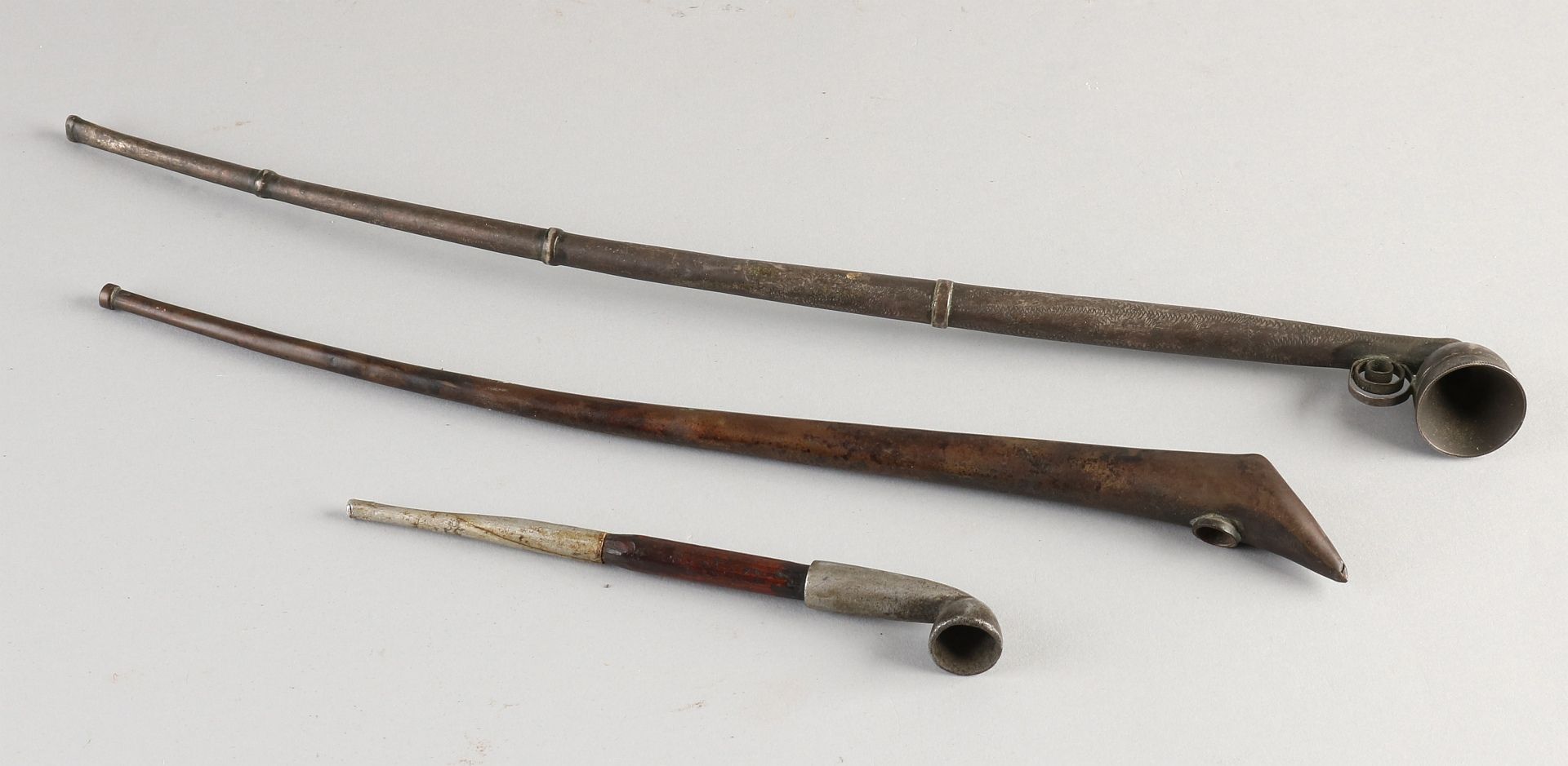Drei orientalische Tabakpfeifen aus altem / antikem Metall. Größe: 15 - 38 cm. In guter Konditi