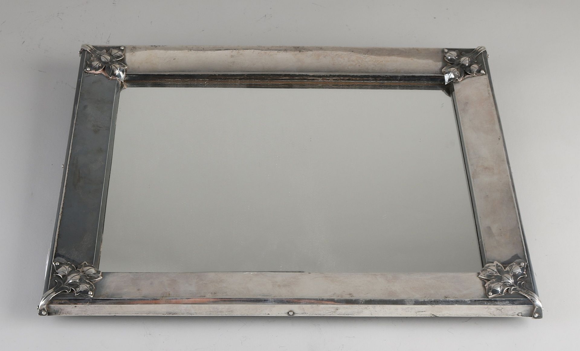 Silberner Spiegel, 835/000, großer rechteckiger Silberrahmen mit Blattdekoration an den Ecken. Mi