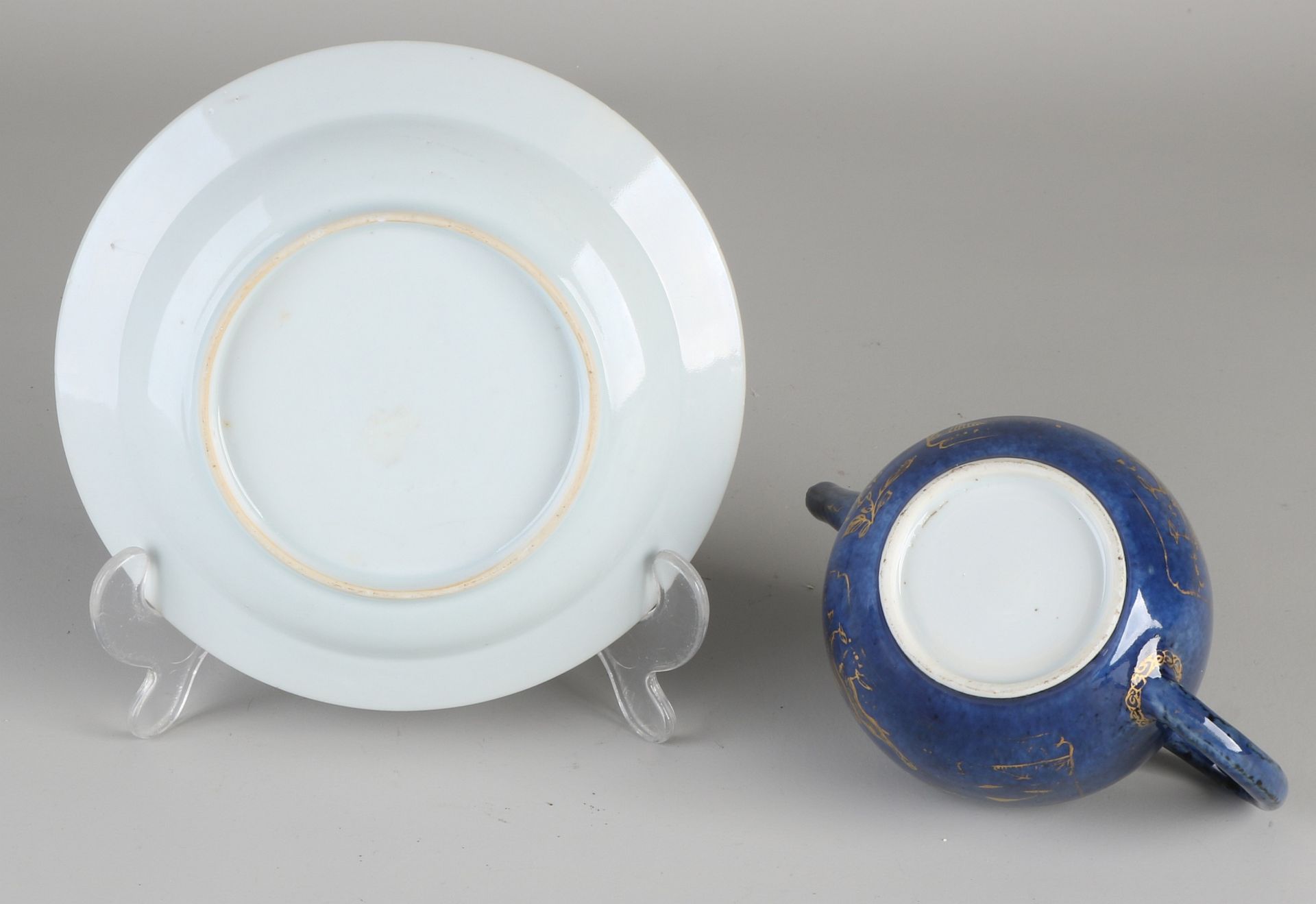 Chinesische Porzellanteekanne aus dem 19. Jahrhundert mit Untertasse. Blaue Glasur + Golddekor. A - Bild 2 aus 2