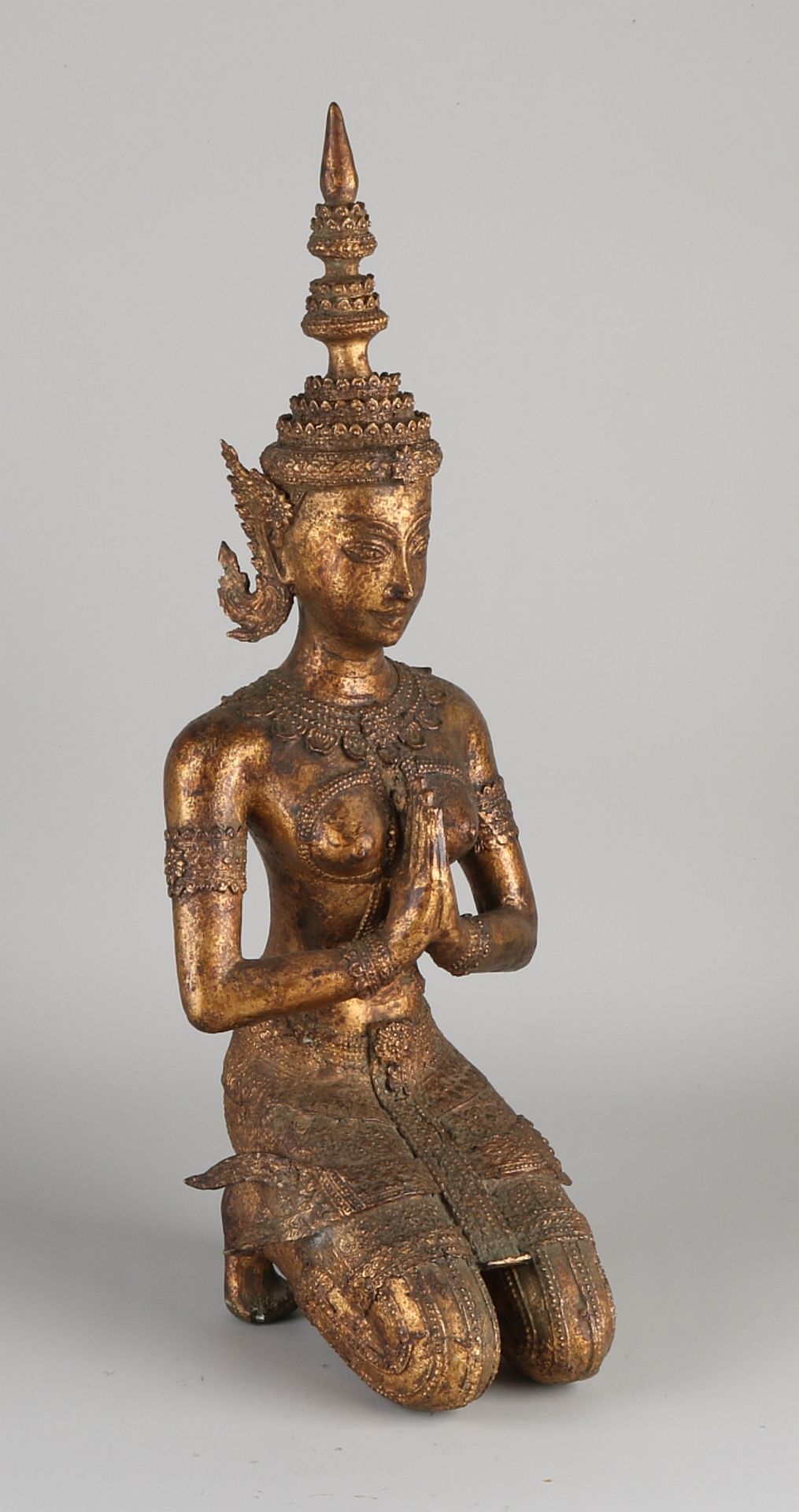 Indische buddhistische Figur aus vergoldeter Bronze. 20. Jahrhundert. Abmessungen: H 47 cm. In g