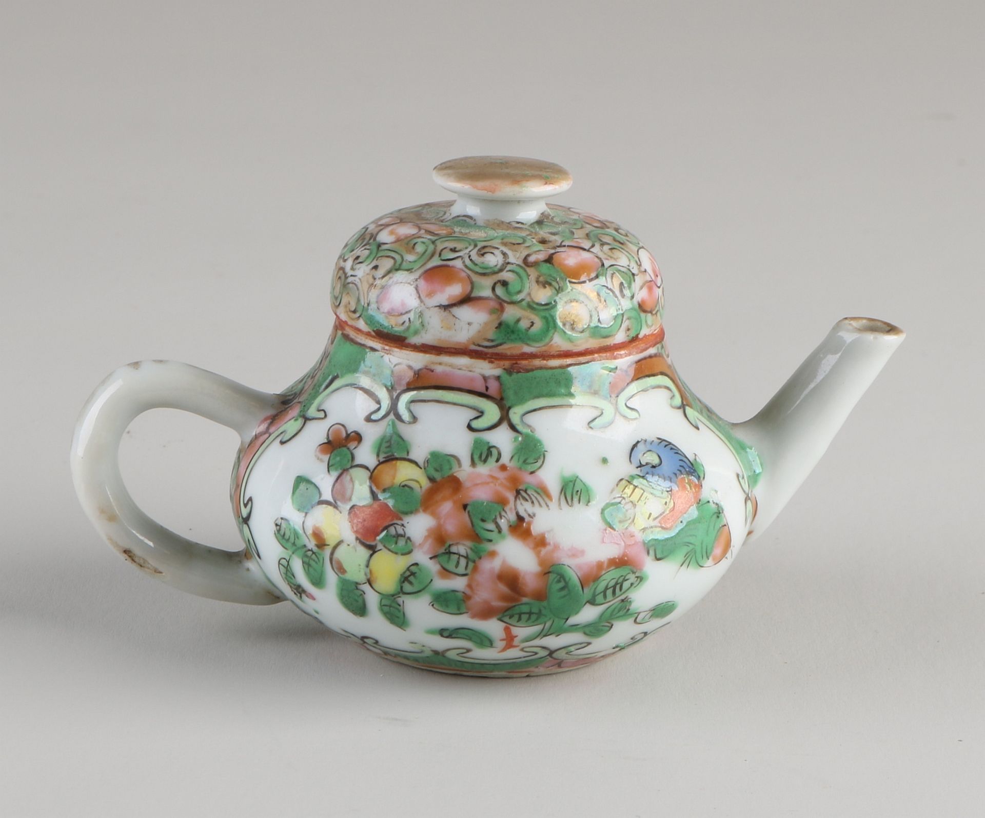 Kleine chinesische kantonesische Teekanne aus dem 19. Jahrhundert mit Figurendekoration. Größe: - Bild 2 aus 3