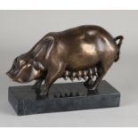 Bronzeschwein auf schwarzem Marmorsockel. 21. Jahrhundert. Größe: 17 x 22 x 9 cm. In guter Kon
