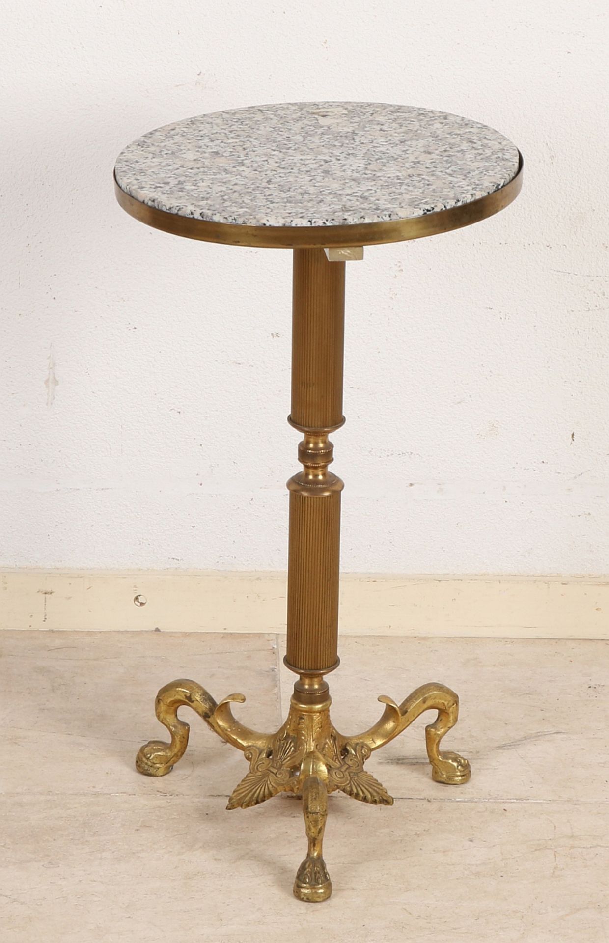 Beistelltisch aus vergoldetem Messing im Empire-Stil aus dem 19. Jahrhundert mit Marmorplatte.
