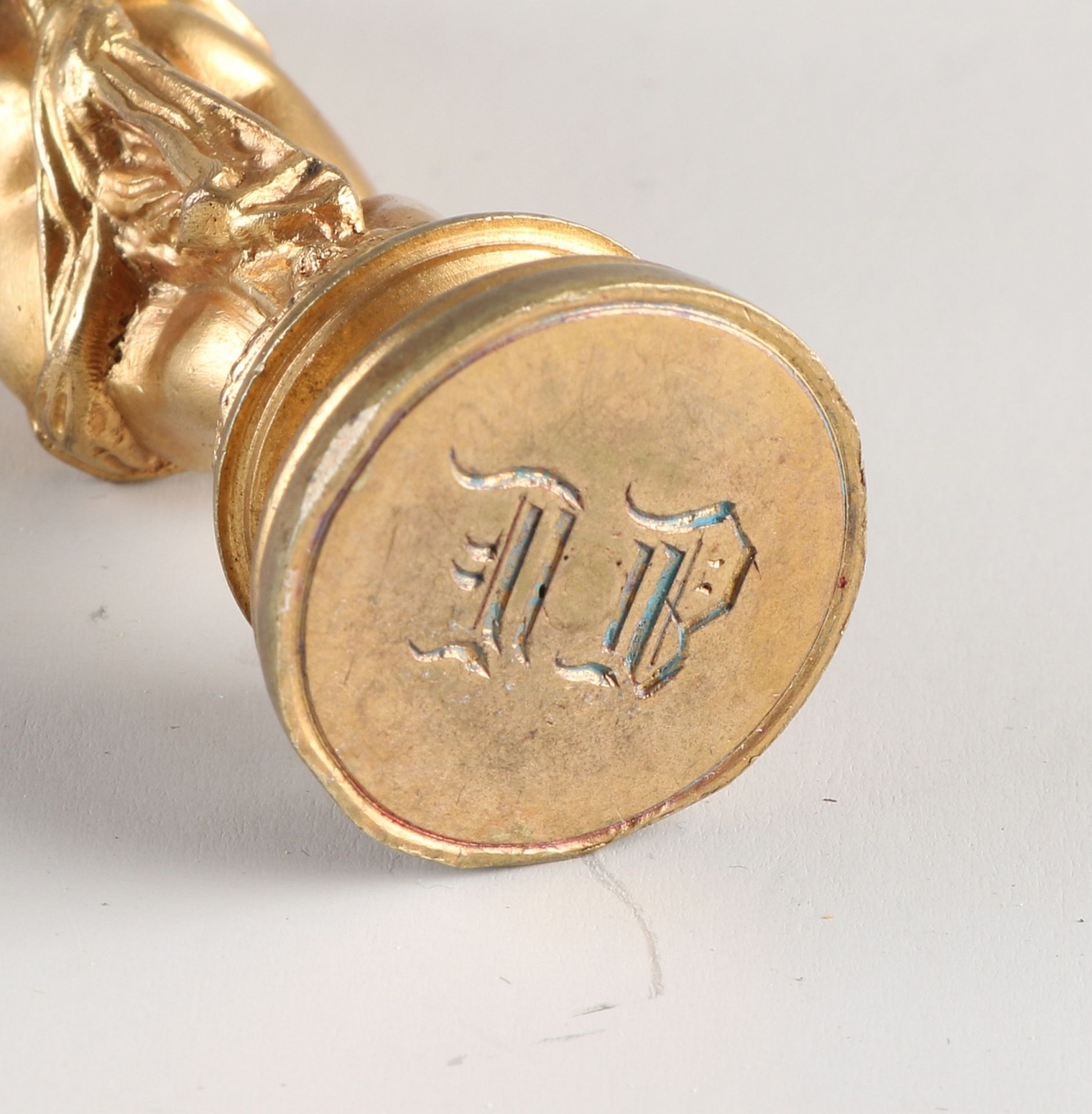 Antiker Wachsstempel aus vergoldeter Bronze mit Amor und Initialen. 19. Jahrhundert. Größe: 10 - Bild 3 aus 3