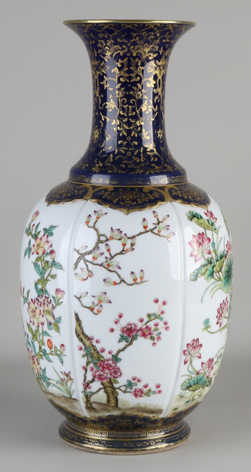Große chinesische Porzellanvase mit Blumen- / Golddekor. Mit unterer Markierung. Abmessungen: H - Image 2 of 3