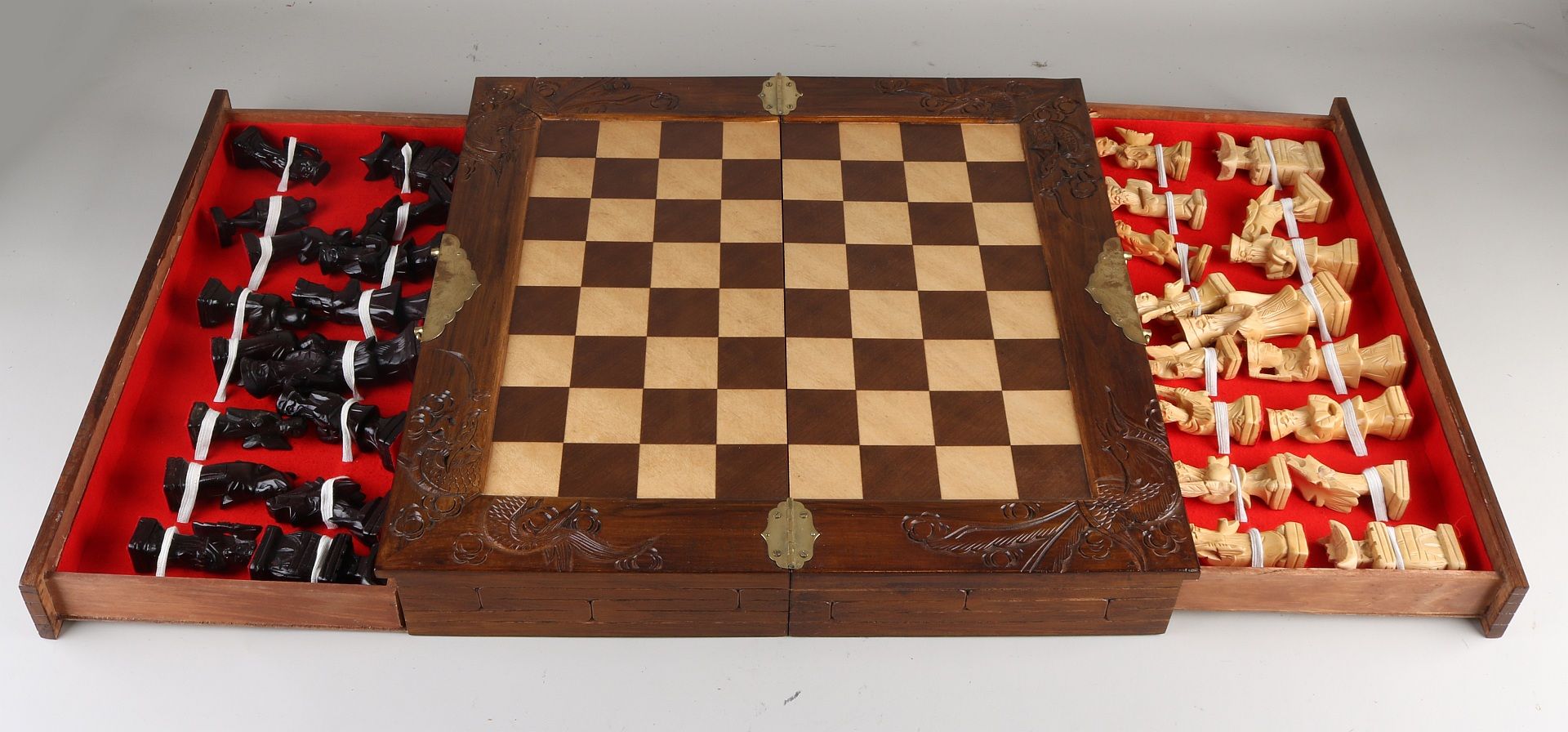 Orientalisches Holz geschnitztes Schachspiel. Zweite Hälfte des 20. Jahrhunderts. Größe: 17 x