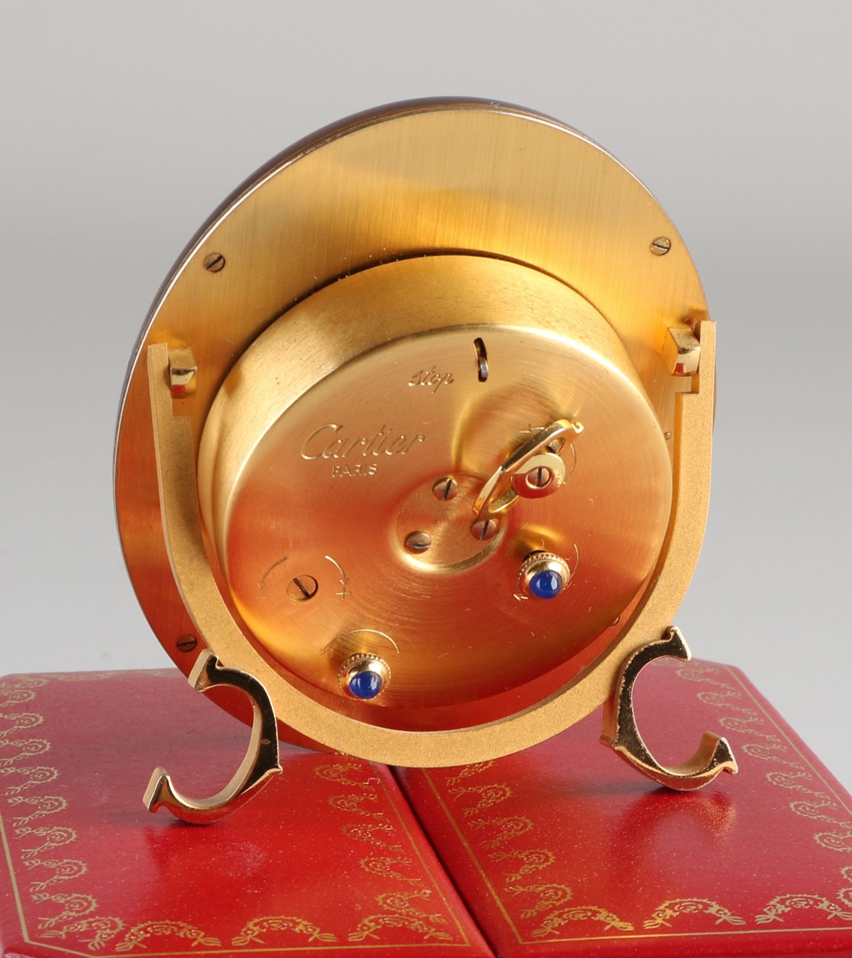 Cartier Tischuhr, ovales Modell, vergoldete mechanische Uhr mit braunem Rand, leicht beschädigt. - Image 3 of 3