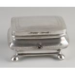 Silberne Teekiste, 900/000, mit Schlüssel. rechteckige Teekiste, dekoriert mit zusammengesetzten