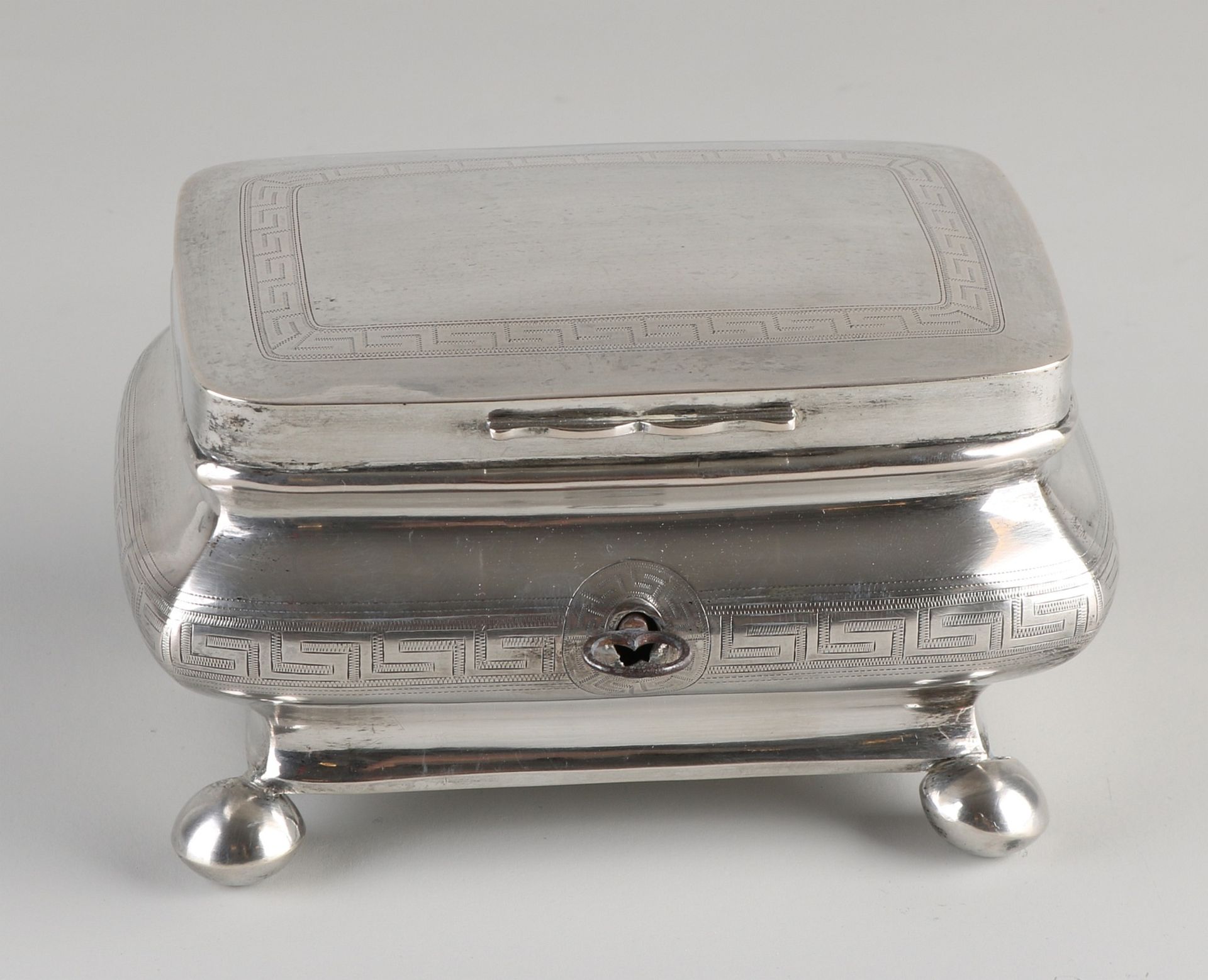 Silberne Teekiste, 900/000, mit Schlüssel. rechteckige Teekiste, dekoriert mit zusammengesetzten