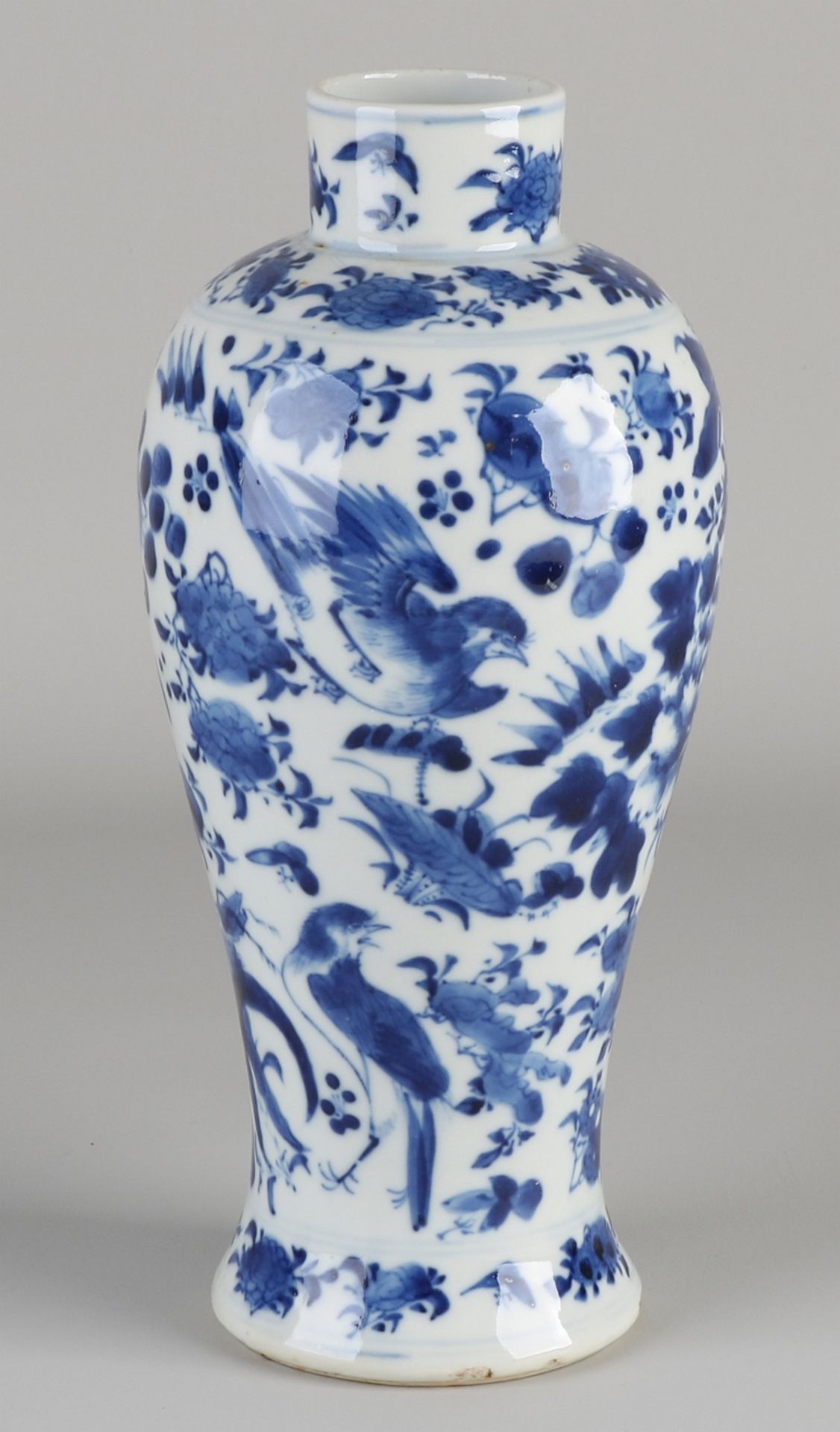 Chinesische Porzellanvase aus dem 18. - 19. Jahrhundert mit Blumen- / Vogeldekoration und vierstell