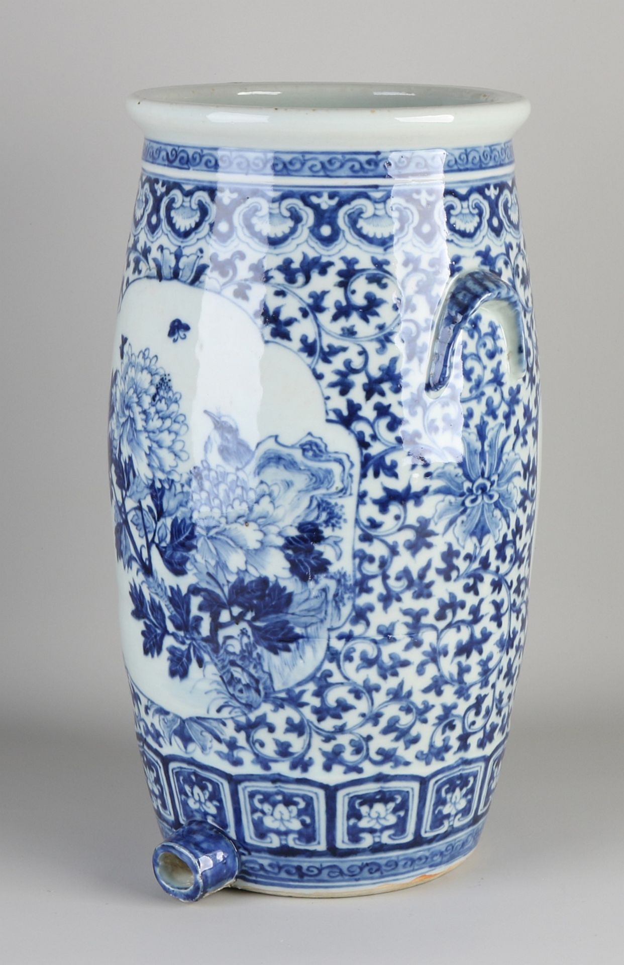 Große chinesische Porzellanarmaturen und Deckel aus dem 19. Jahrhundert mit Blumen- / Schmetterlin - Image 2 of 3