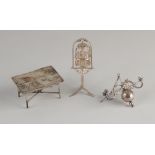 Drei silberne Miniaturen, 835/000, mit einem Vogelkäfig auf dem Ständer, einem Kronleuchter mit 6