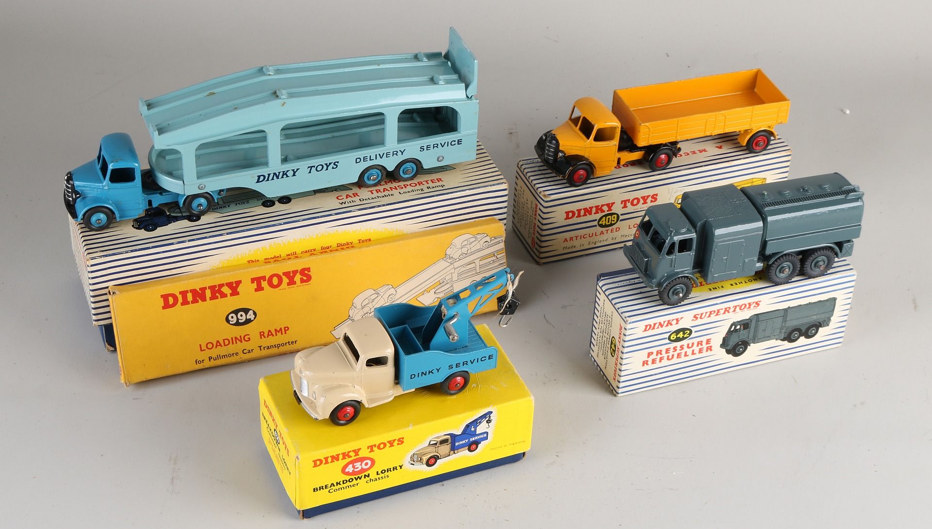 Vier verschiedene englische Dinky Toys in Originalverpackung. Unter anderem: Pannenwagen 430. Druc