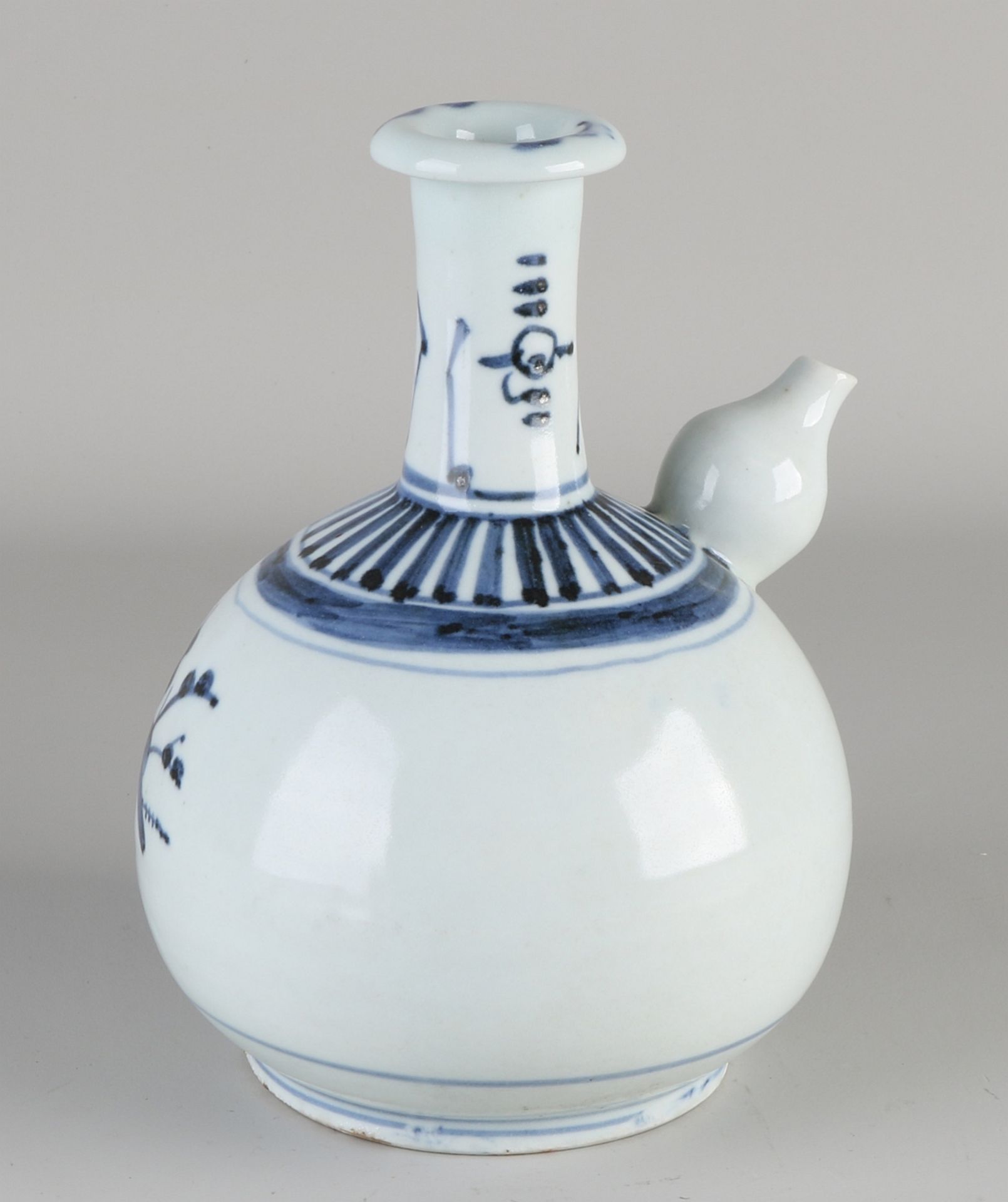 Ghendi Krug aus japanischem Porzellan mit Blumendekor. Abmessungen: H 22 cm. In guter Kondition.J - Bild 2 aus 3