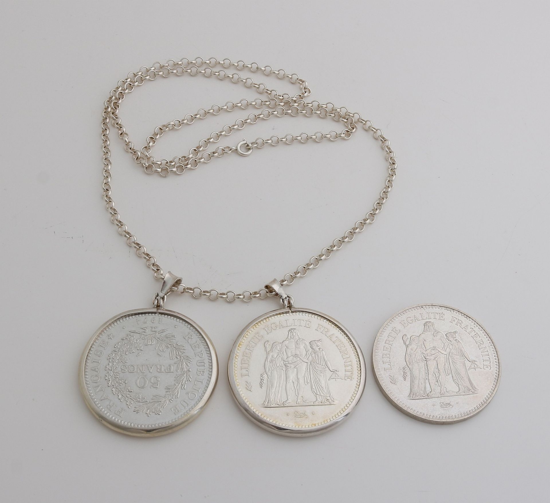 Silberkette, 925/000, mit drei Silbermünzen, 50 französische Franken, 1974, 1974 und 1977. Zwei m