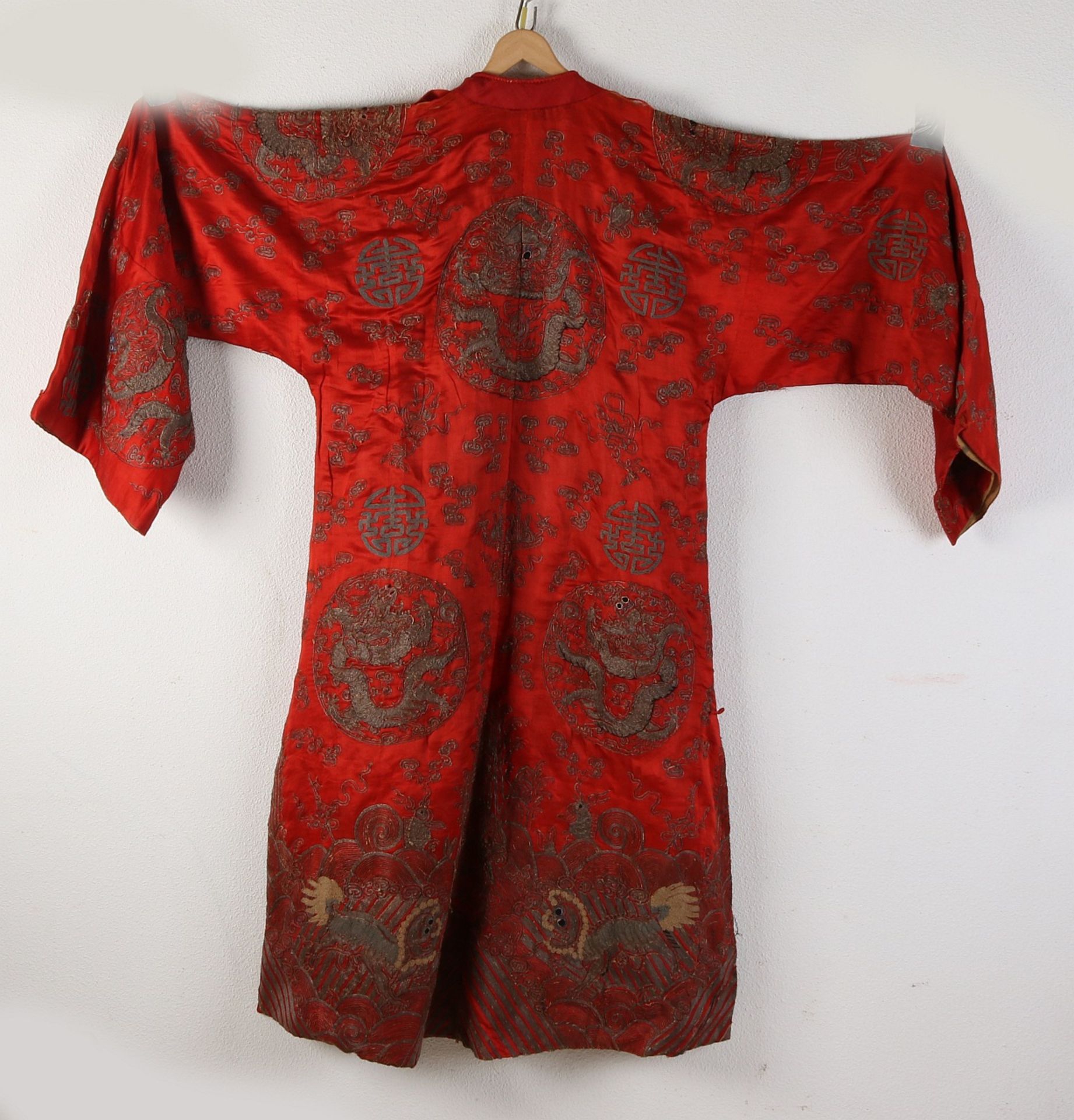 Chinesisches Kleidungsstück aus Seide. Genähte Weste mit Paradiesvogel / Blumendekor. Größe: - Image 2 of 5