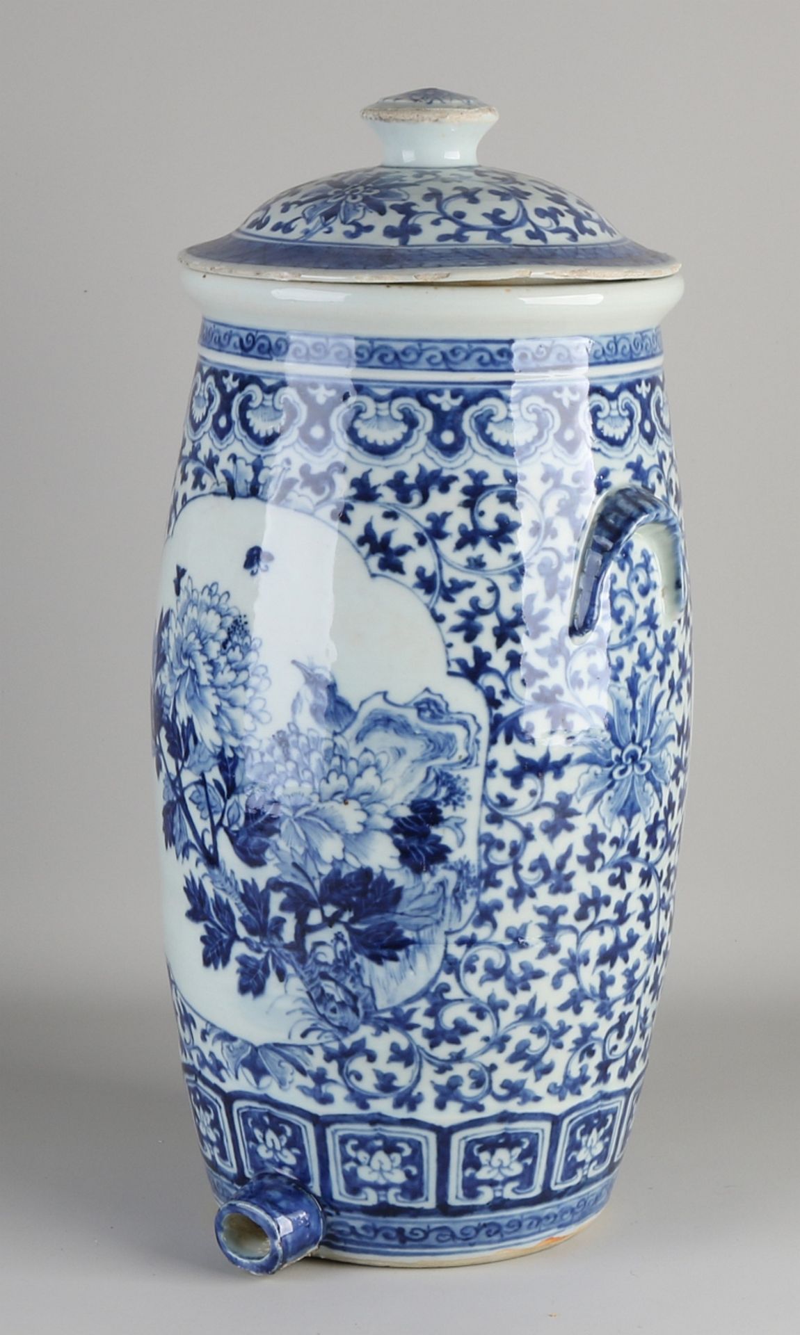 Große chinesische Porzellanarmaturen und Deckel aus dem 19. Jahrhundert mit Blumen- / Schmetterlin