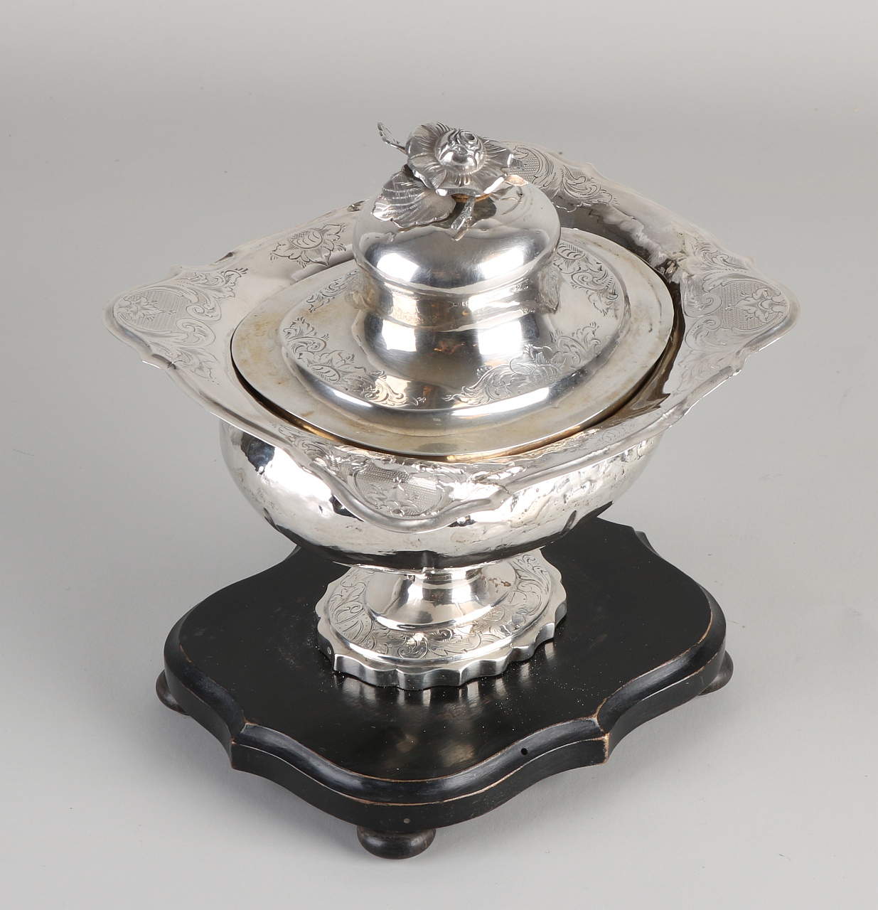 Silbernes Tabakglas, 833/000, umrissenes Modell mit Gravur und einer Blume als Knopf auf dem Deckel - Image 2 of 2