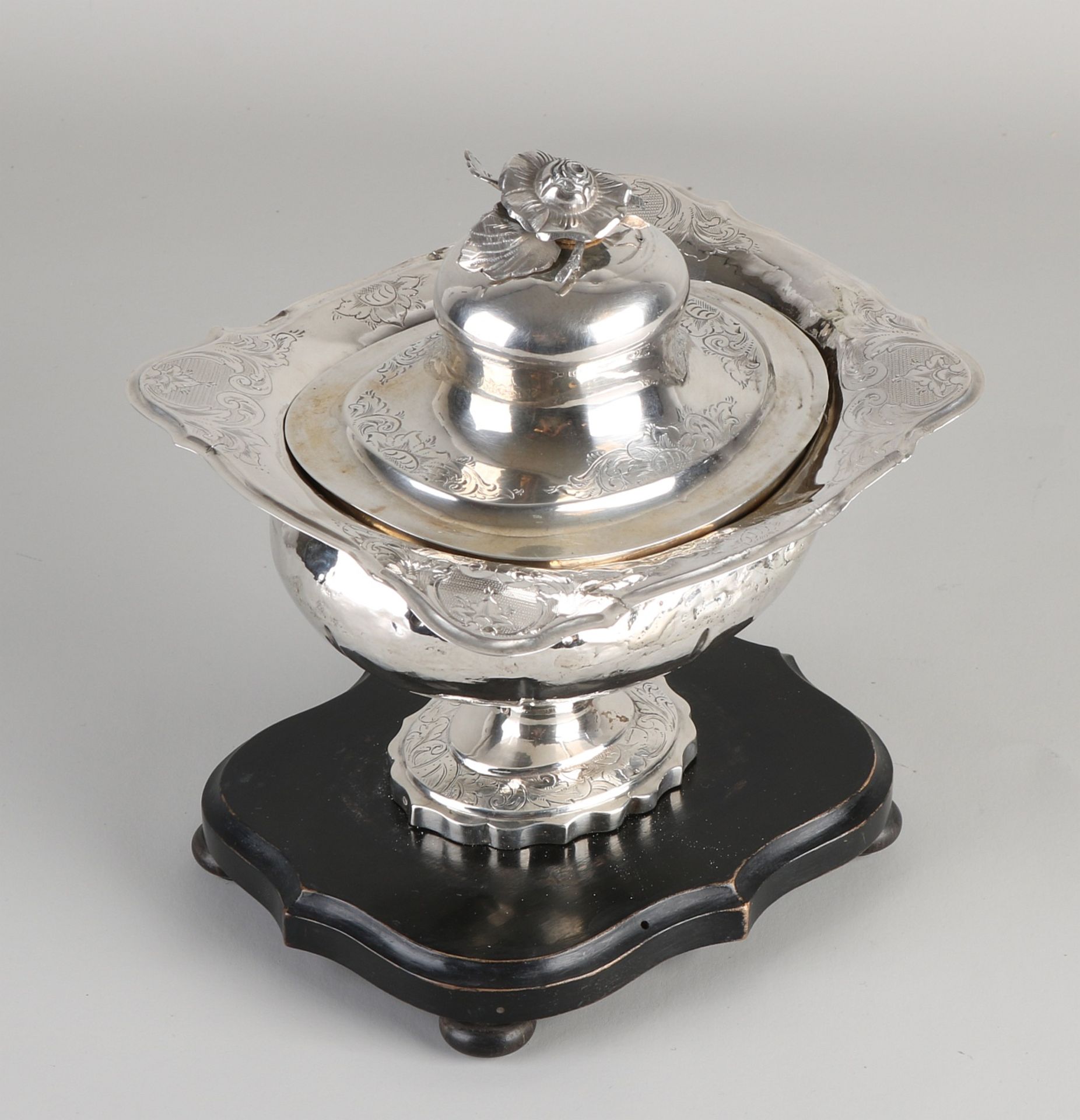 Silbernes Tabakglas, 833/000, umrissenes Modell mit Gravur und einer Blume als Knopf auf dem Deckel - Bild 2 aus 2