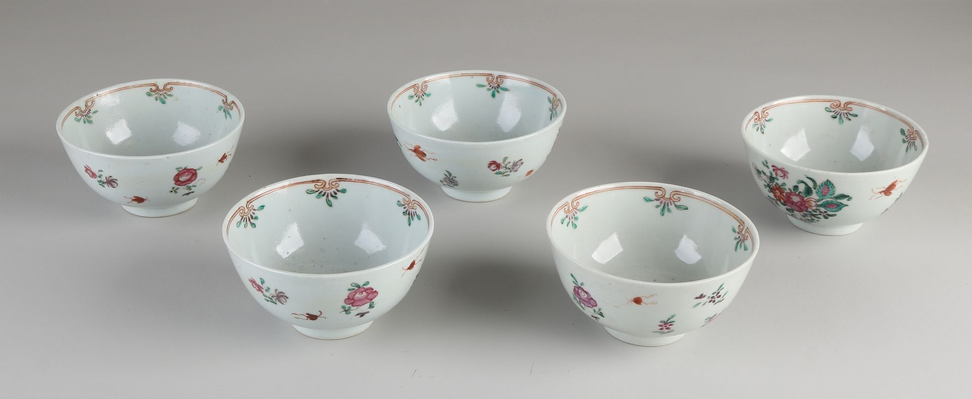 Fünf chinesische Porzellanschalen aus dem 19. Jahrhundert mit Blumen- / Insektendekor. Abmessunge