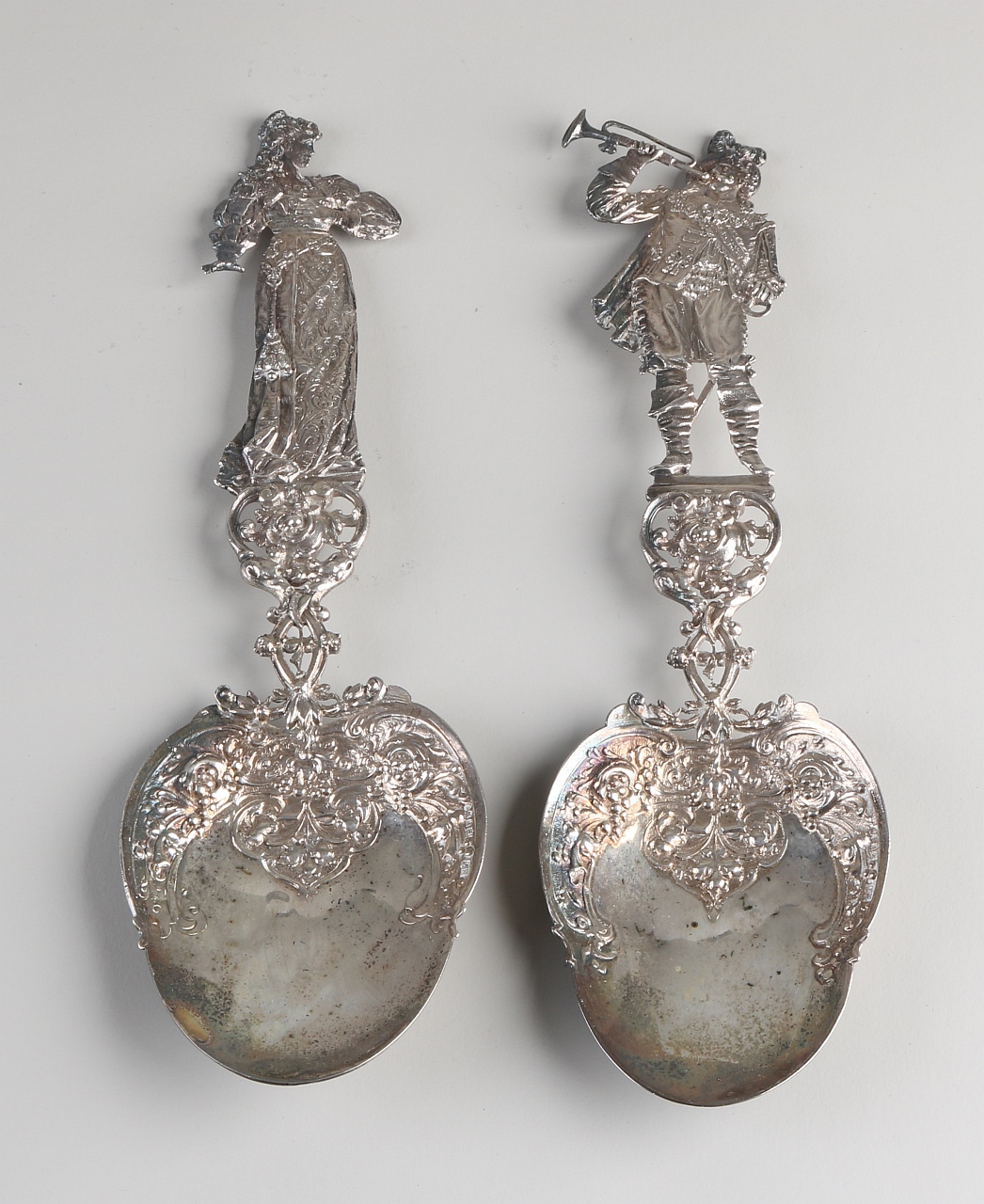 Zwei silberne Dreschflegel, 925/000, mit einer birnenförmigen Schale mit Blumendekor und einem tei - Image 2 of 2