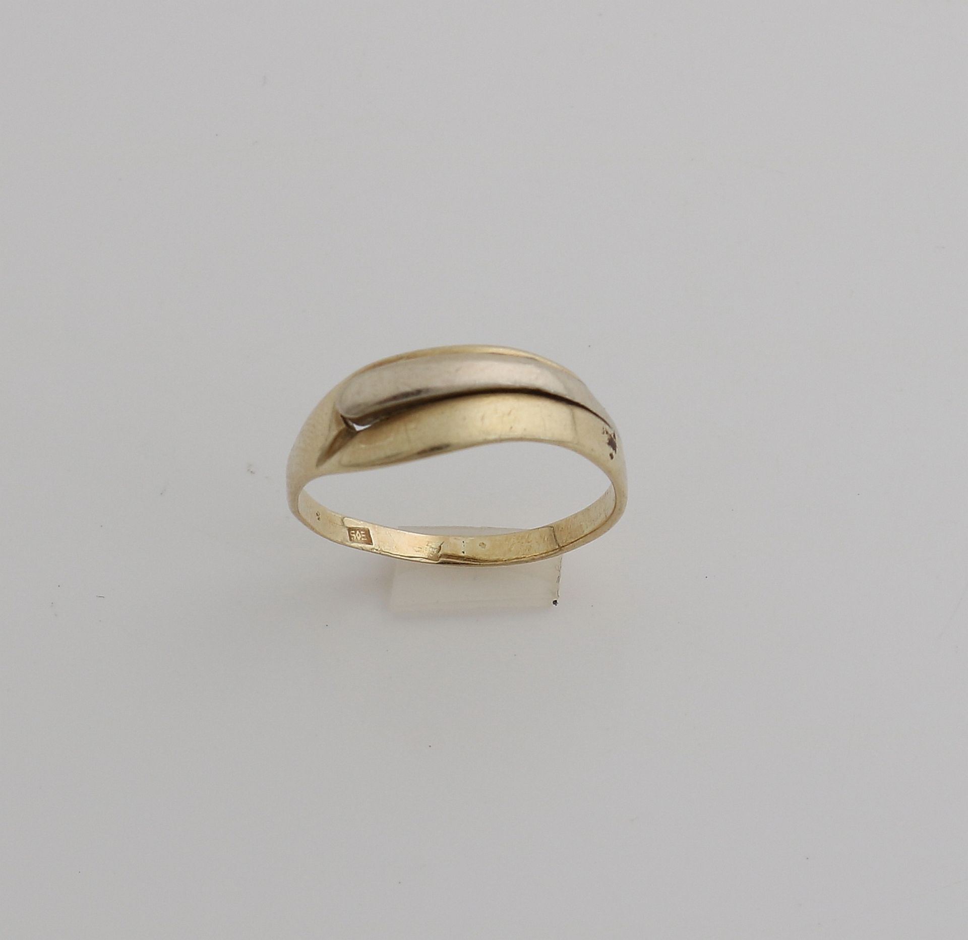 Gelbgoldring, 585/000, mit Weißgoldfinish. Ring mit aufsteigendem Weißgoldstück. ø57, ungefä