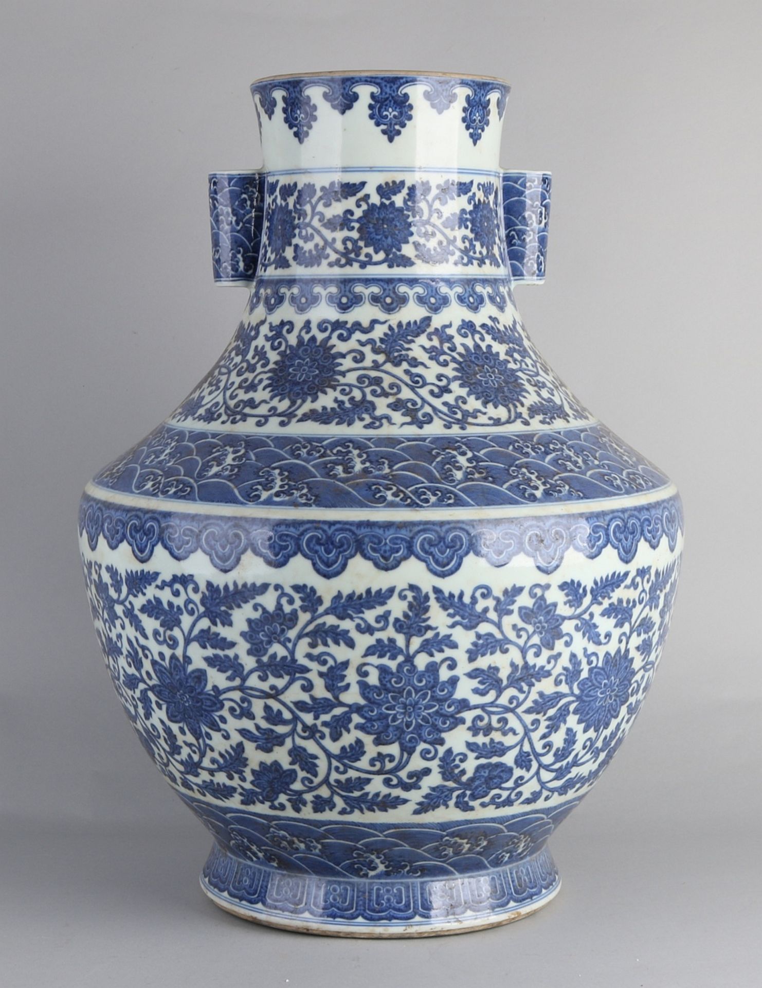 Sehr große chinesische Porzellanvase mit Blumendekor. Mit unterer Markierung. Abmessungen: H 55 - Bild 4 aus 4