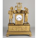 Antike feuervergoldete Bronze Empire Kaminuhr. Um 1820. Air du Troubadour. Das Gehäuse muss gere