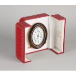 Cartier Tischuhr, ovales Modell, vergoldete mechanische Uhr mit braunem Rand, leicht beschädigt.